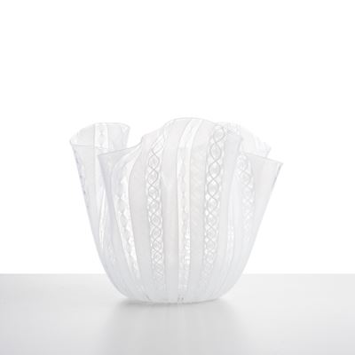 Vaso “Fazzoleto” in vetro soffiato a bocca con canne di zanfirico lattimo (manifattura Venini, 19...