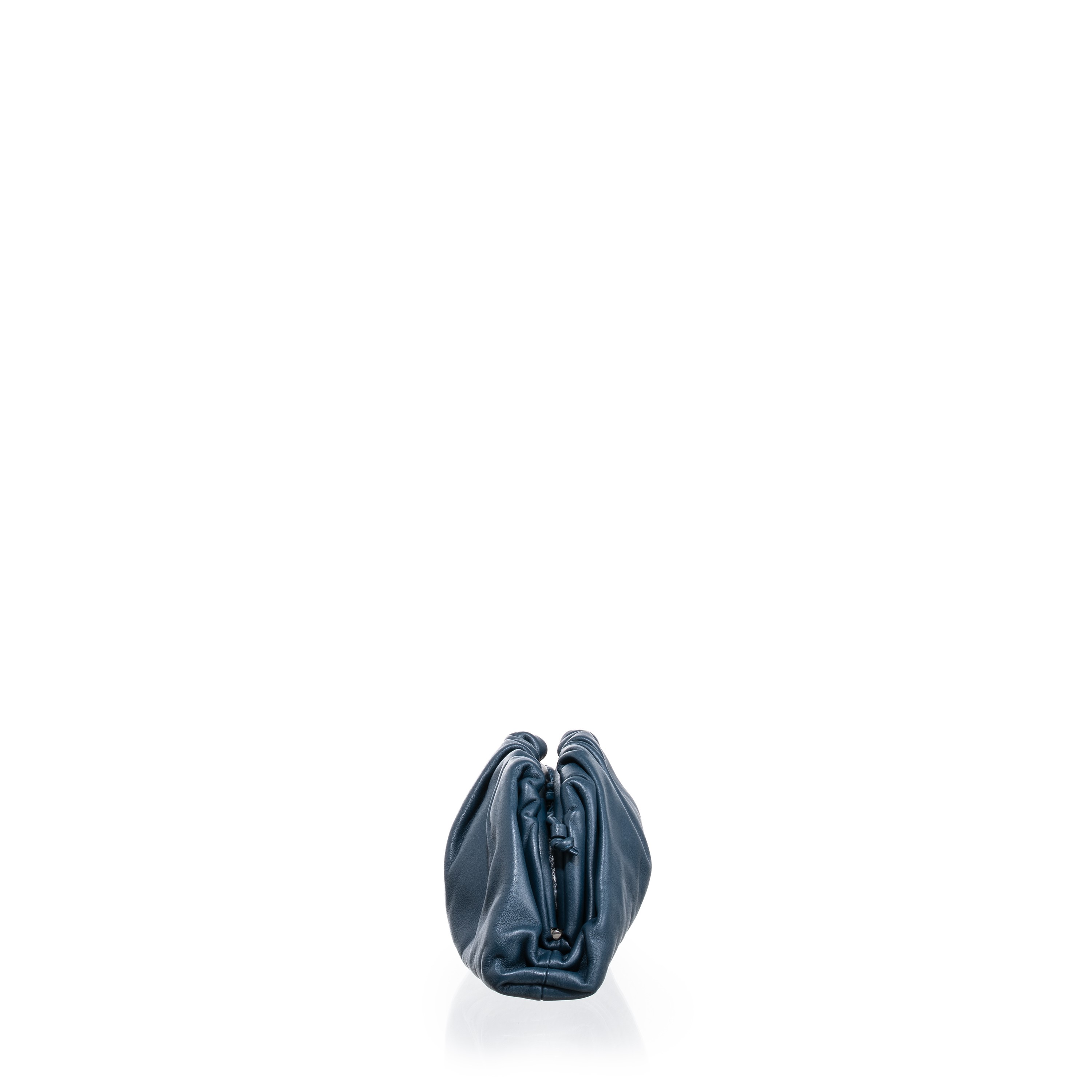 Bottega Veneta - Mini Pouch in pelle d’agnello blu con tracolla