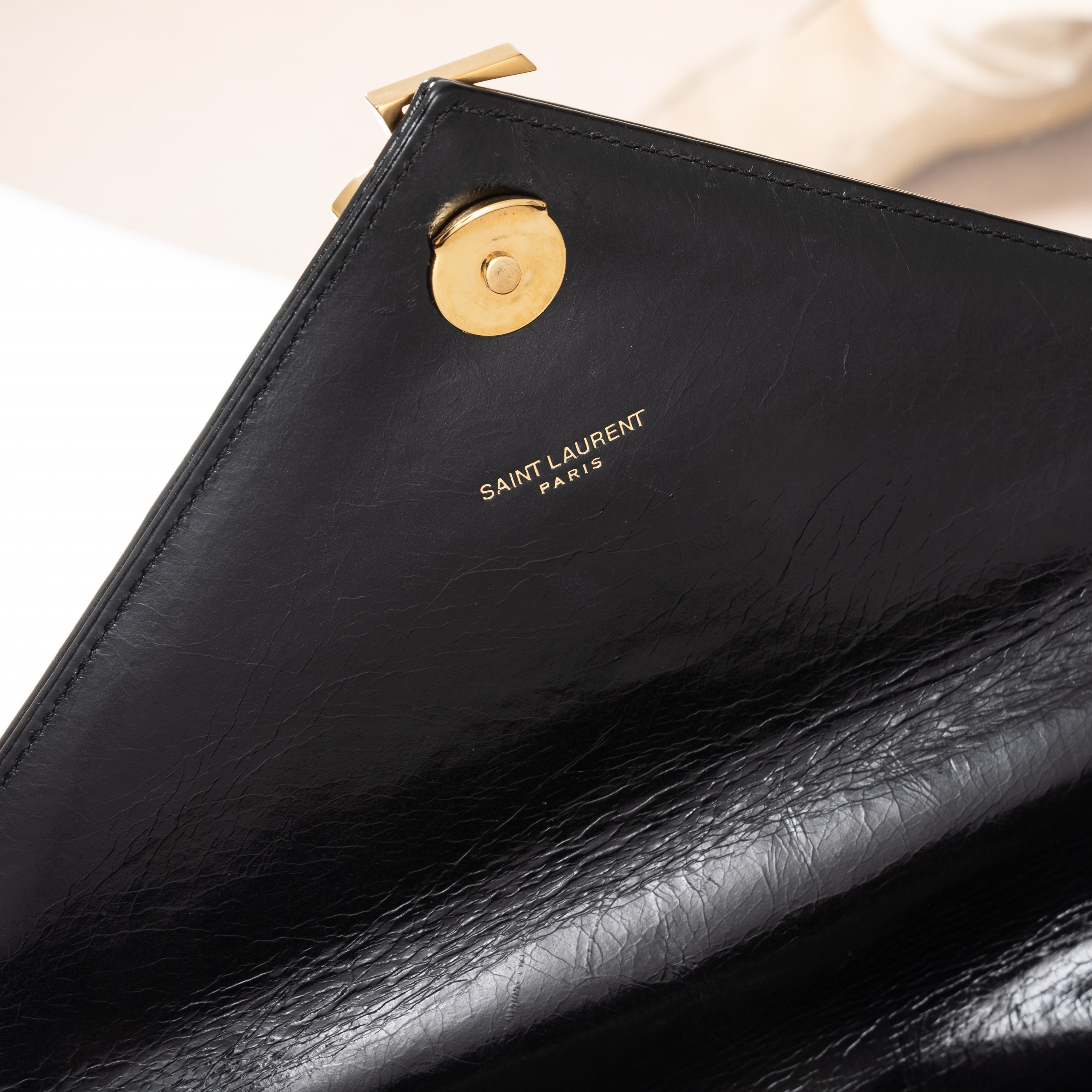 Saint Laurent - College Media in pelle verniciata effetto craquelé