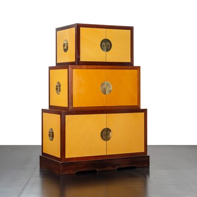 Mobile cabinet in legno laccato con elementi in ottone dorato