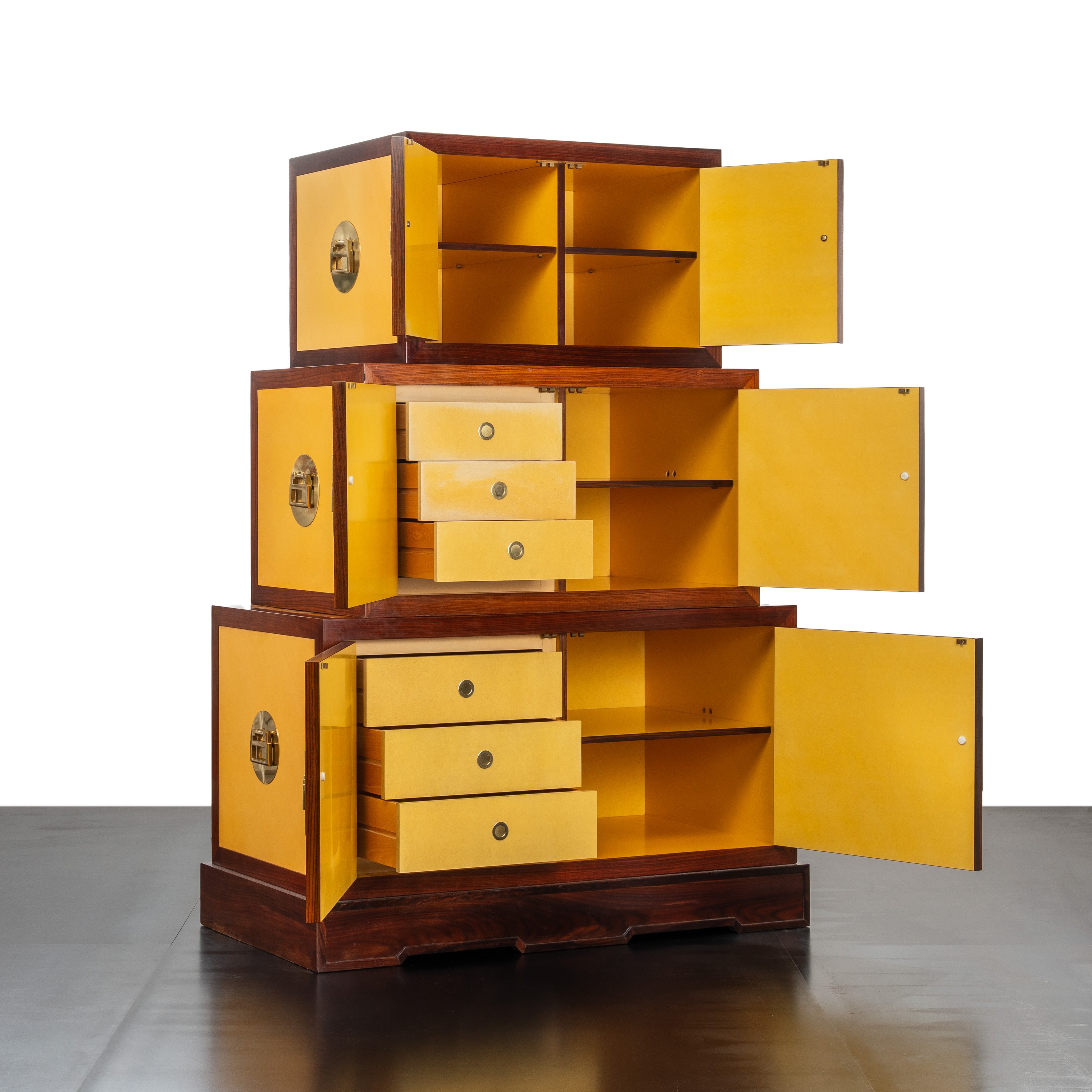 Giovanni Patrini - Mobile cabinet in legno laccato con elementi in ottone dorato
