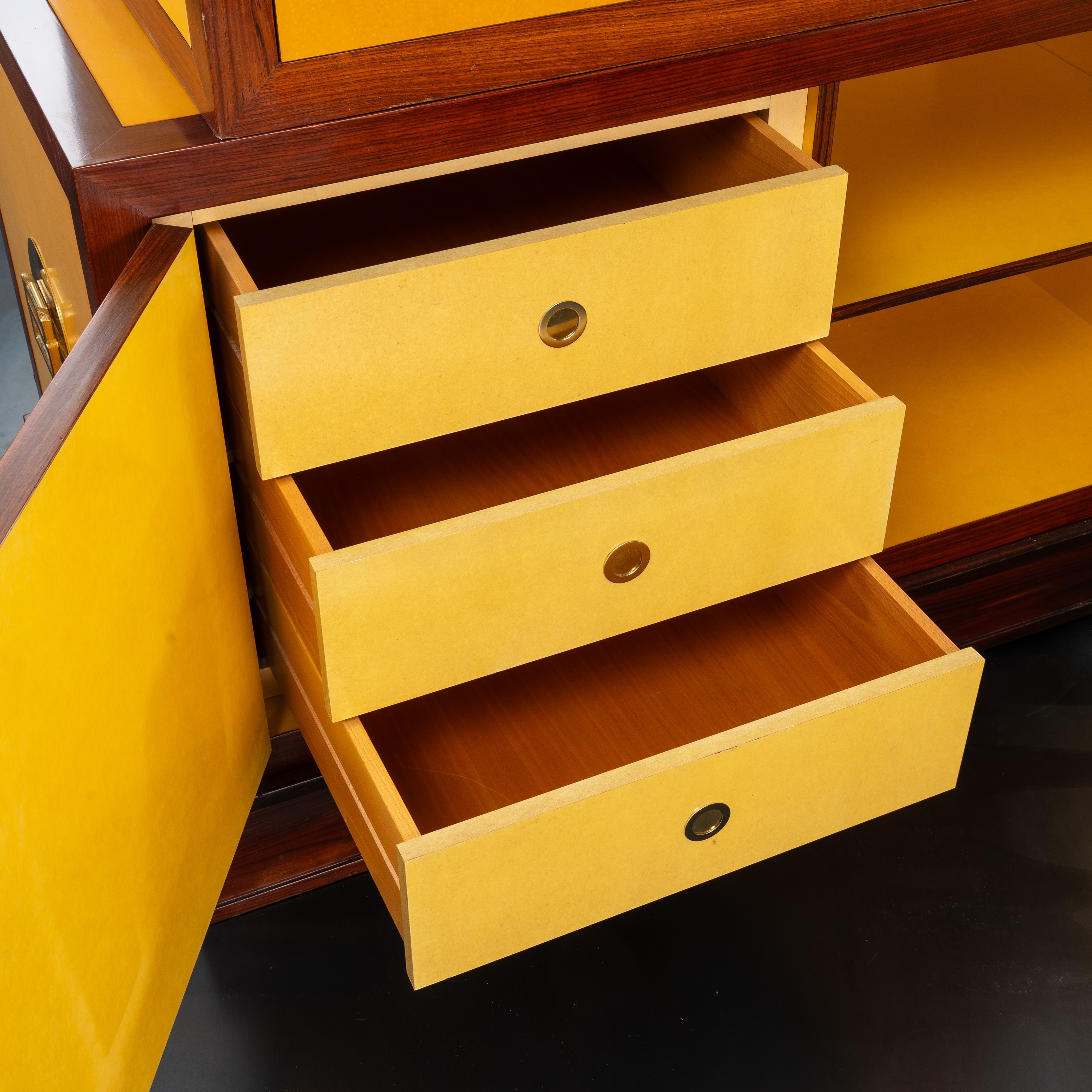 Giovanni Patrini - Mobile cabinet in legno laccato con elementi in ottone dorato