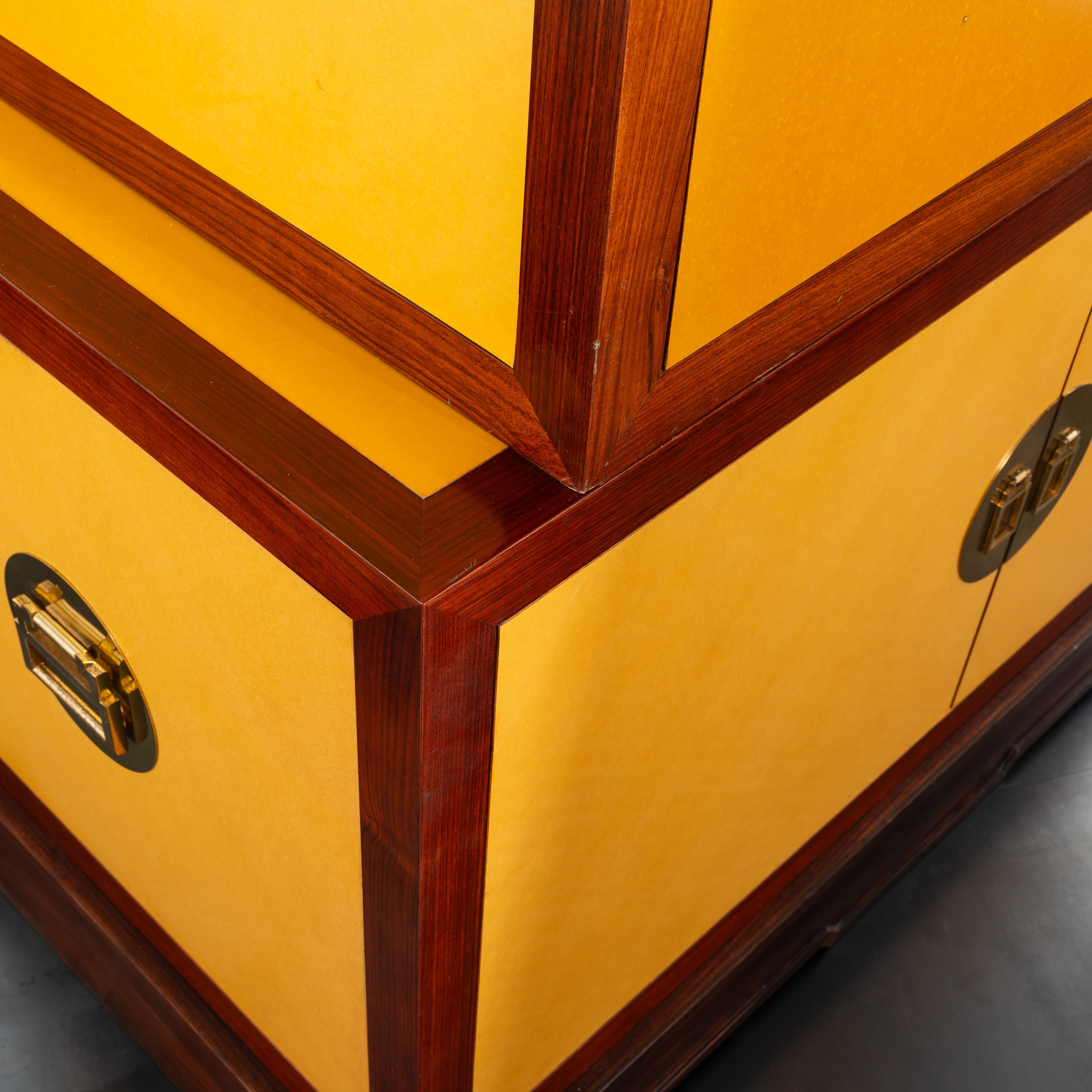 Giovanni Patrini - Mobile cabinet in legno laccato con elementi in ottone dorato