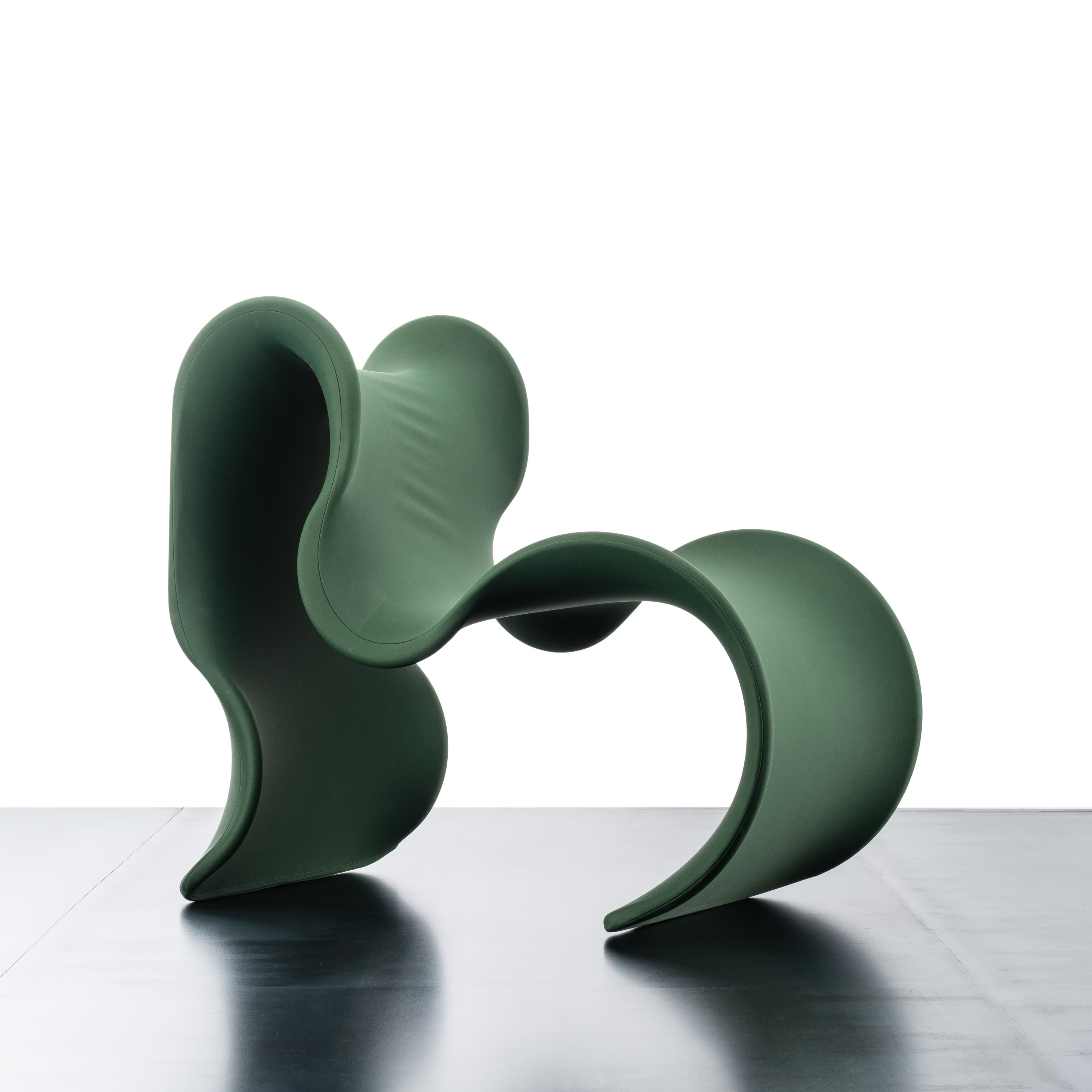 Gruppo G14 - Poltrona “Fiocco” (Struttura in metallo curvato e rivestimento in tessuto elastico)