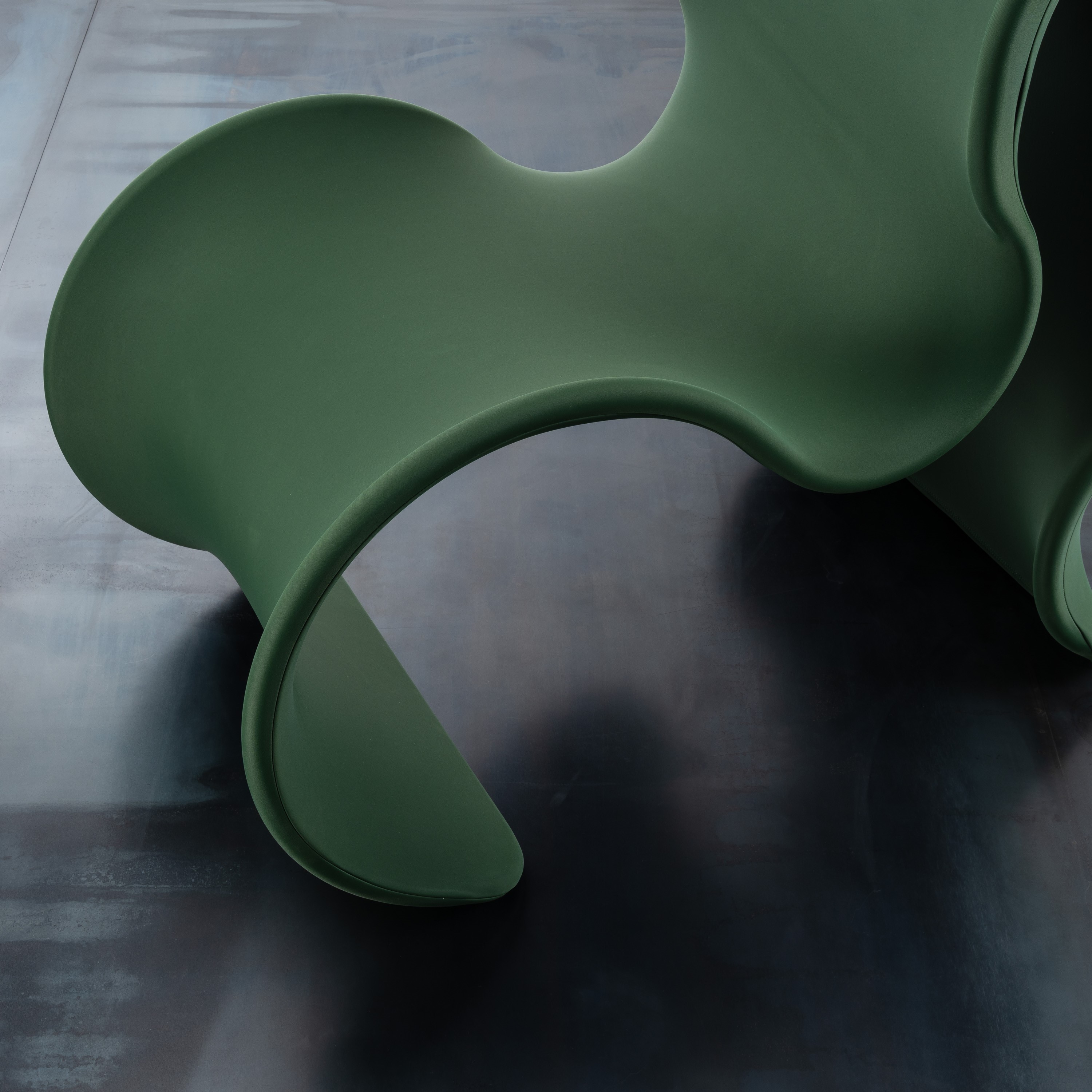 Gruppo G14 - Poltrona “Fiocco” (Struttura in metallo curvato e rivestimento in tessuto elastico)