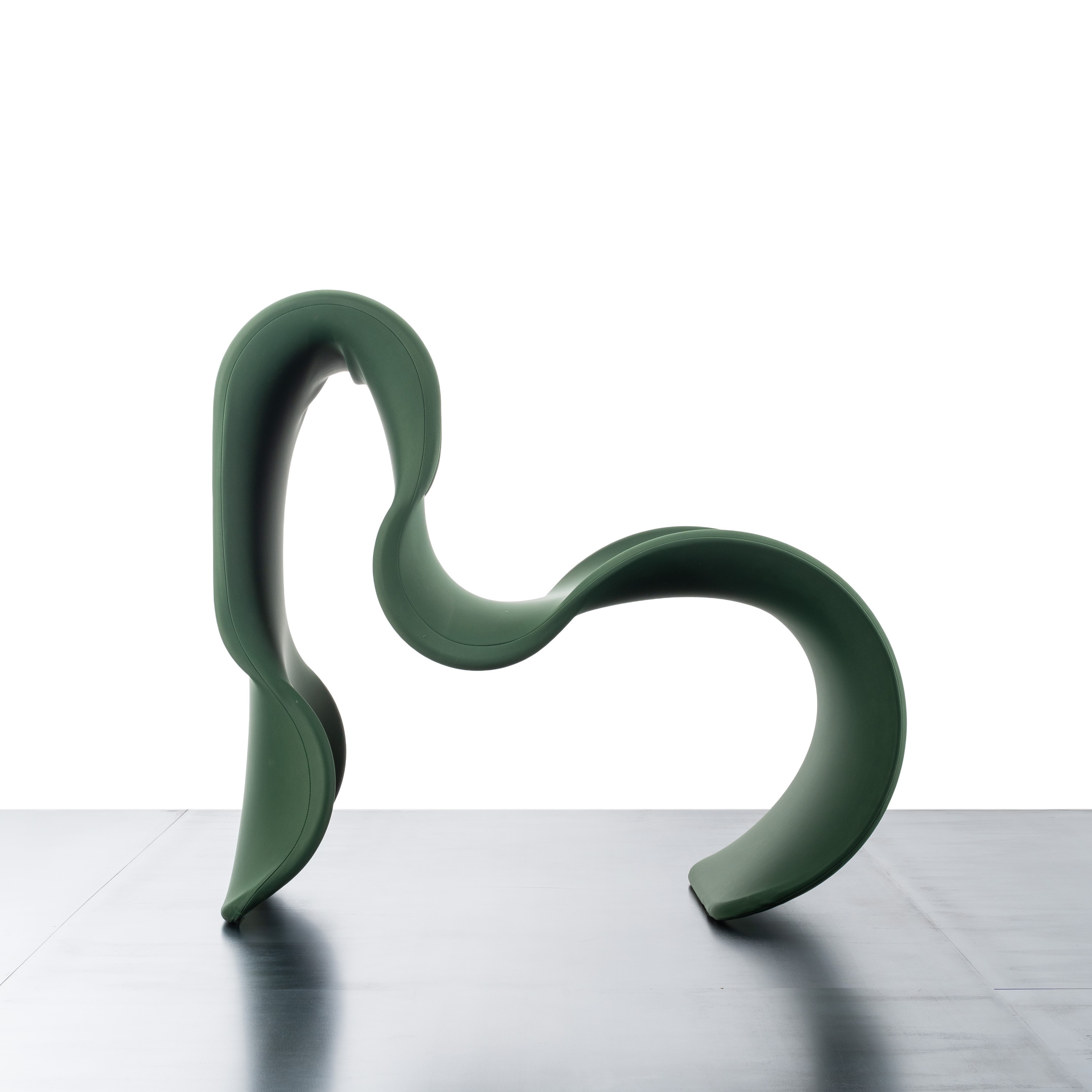 Gruppo G14 - Poltrona “Fiocco” (Struttura in metallo curvato e rivestimento in tessuto elastico)