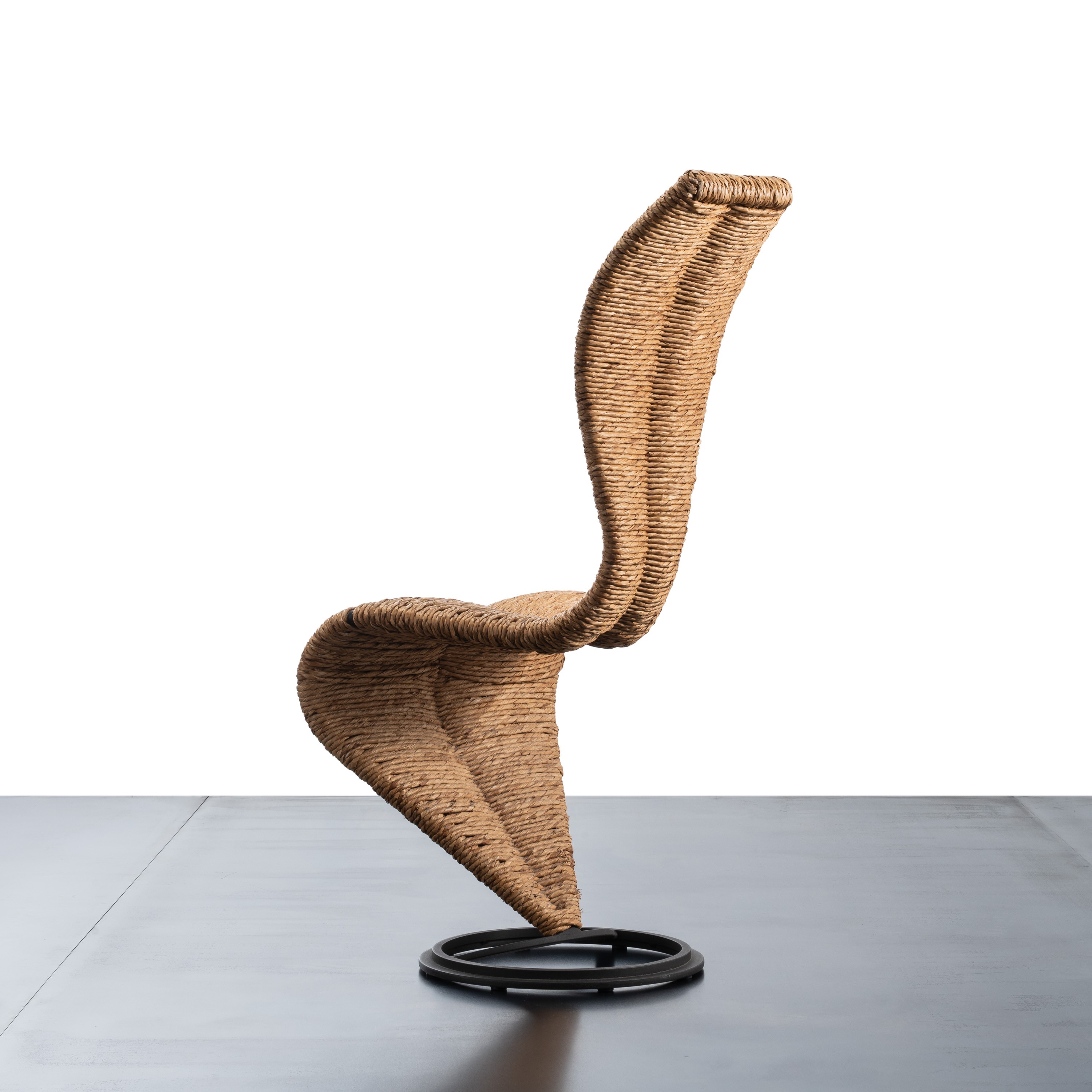 Tom Dixon - Sedia “S-Chair” in metallo e vimini intrecciato