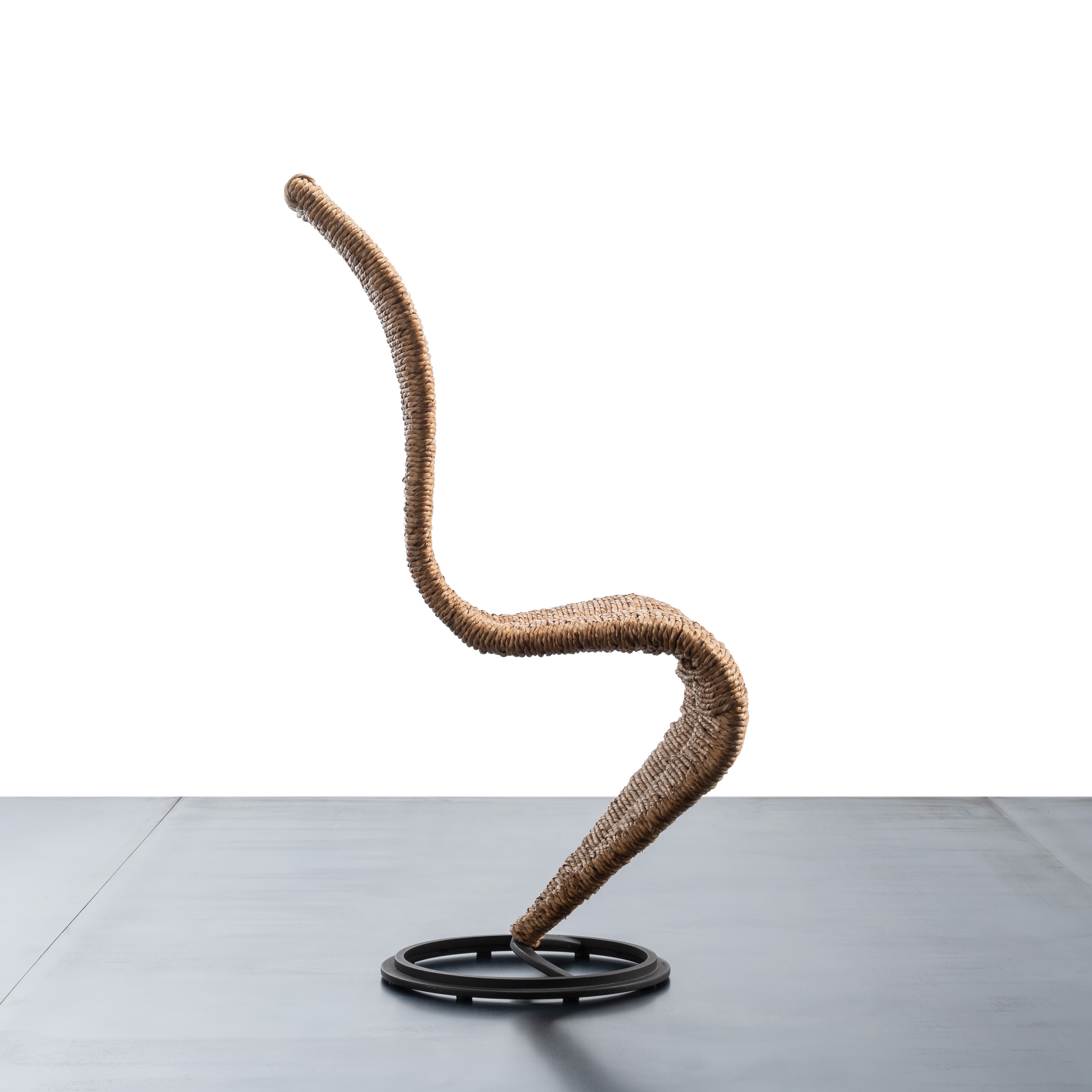 Tom Dixon - Sedia “S-Chair” in metallo e vimini intrecciato