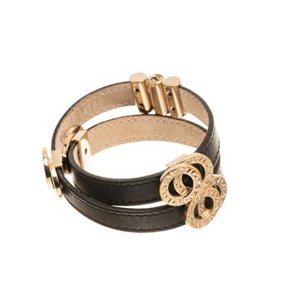 Collarino in pelle nera con elementi distintivi in metalleria