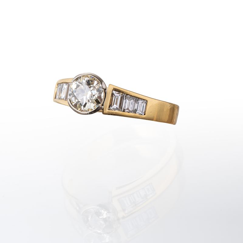 Anello in oro giallo 18 kt con diamante centrale e sei diamanti laterali