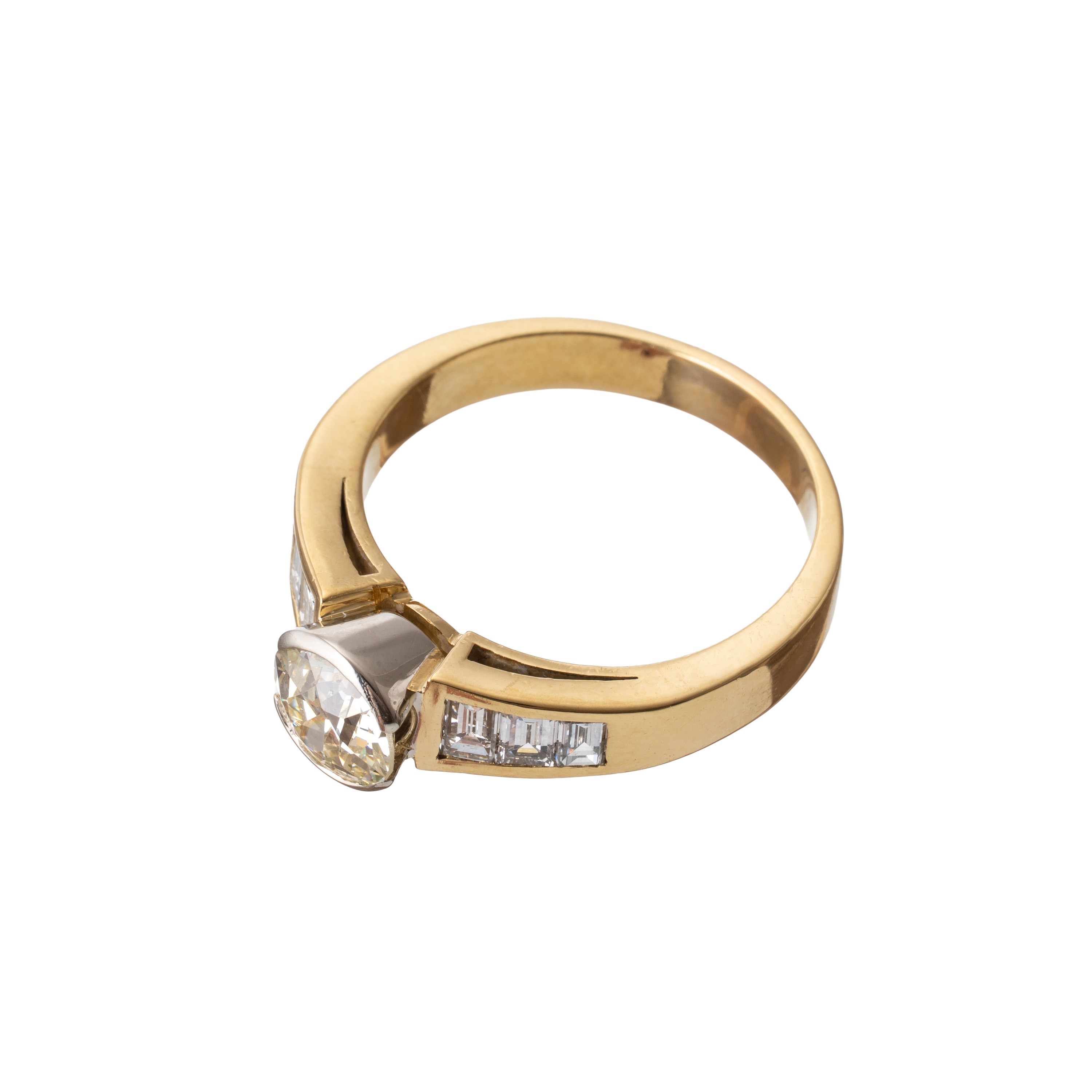 Anello in oro giallo 18 kt con diamante centrale e sei diamanti laterali