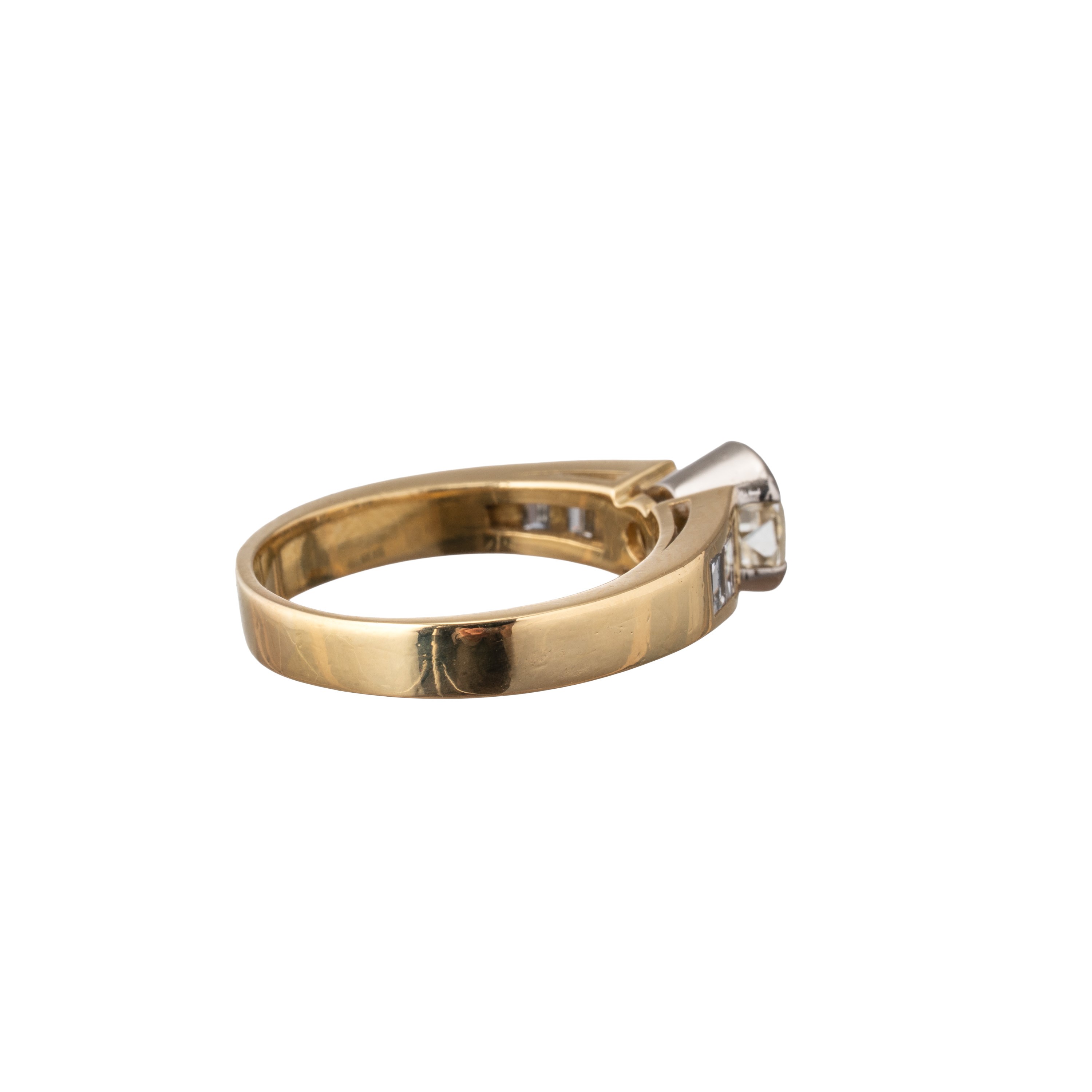 Anello in oro giallo 18 kt con diamante centrale e sei diamanti laterali