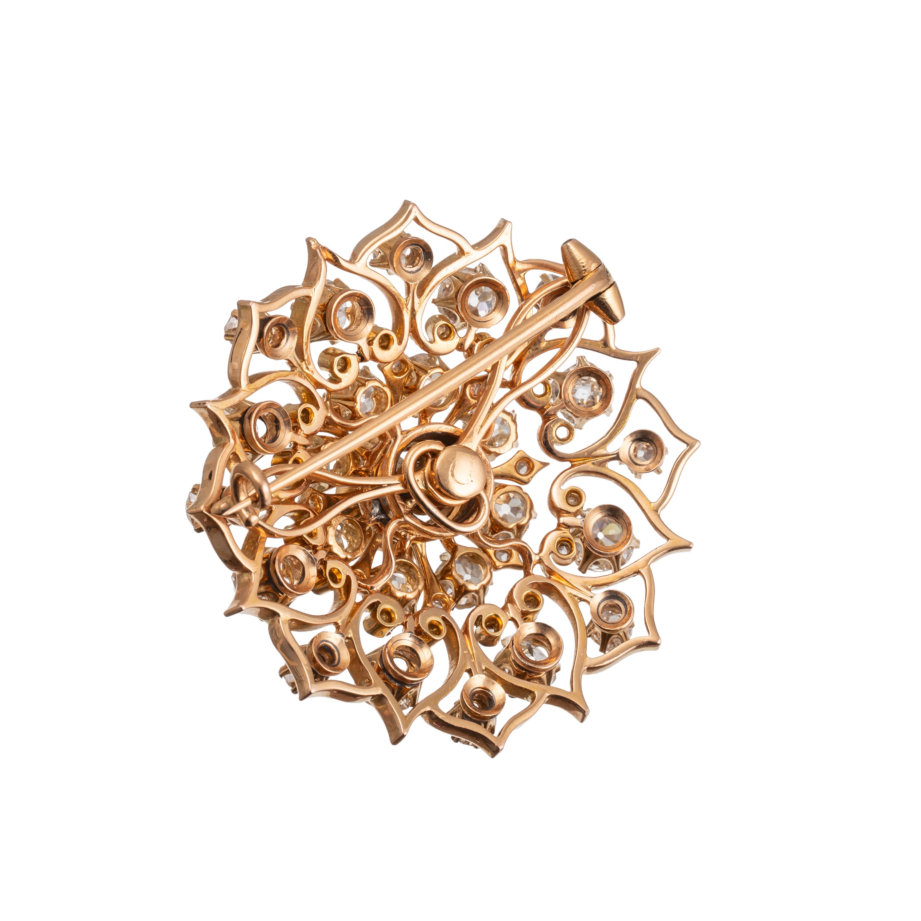 Spilla in oro giallo 18 kt con diamante centrale naturale Old Mine Brilliant e contorno di diaman...