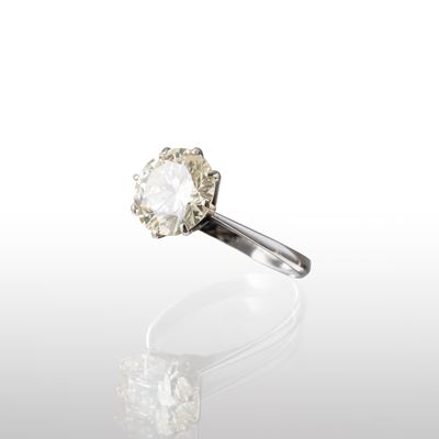 Anello in oro bianco 18 kt con diamante naturale taglio brillante (certificato IGI)