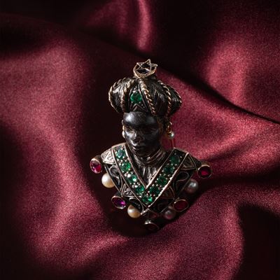 Spilla veneziana in oro rosa 18 kt con ambra, smeraldi, rubini e perle