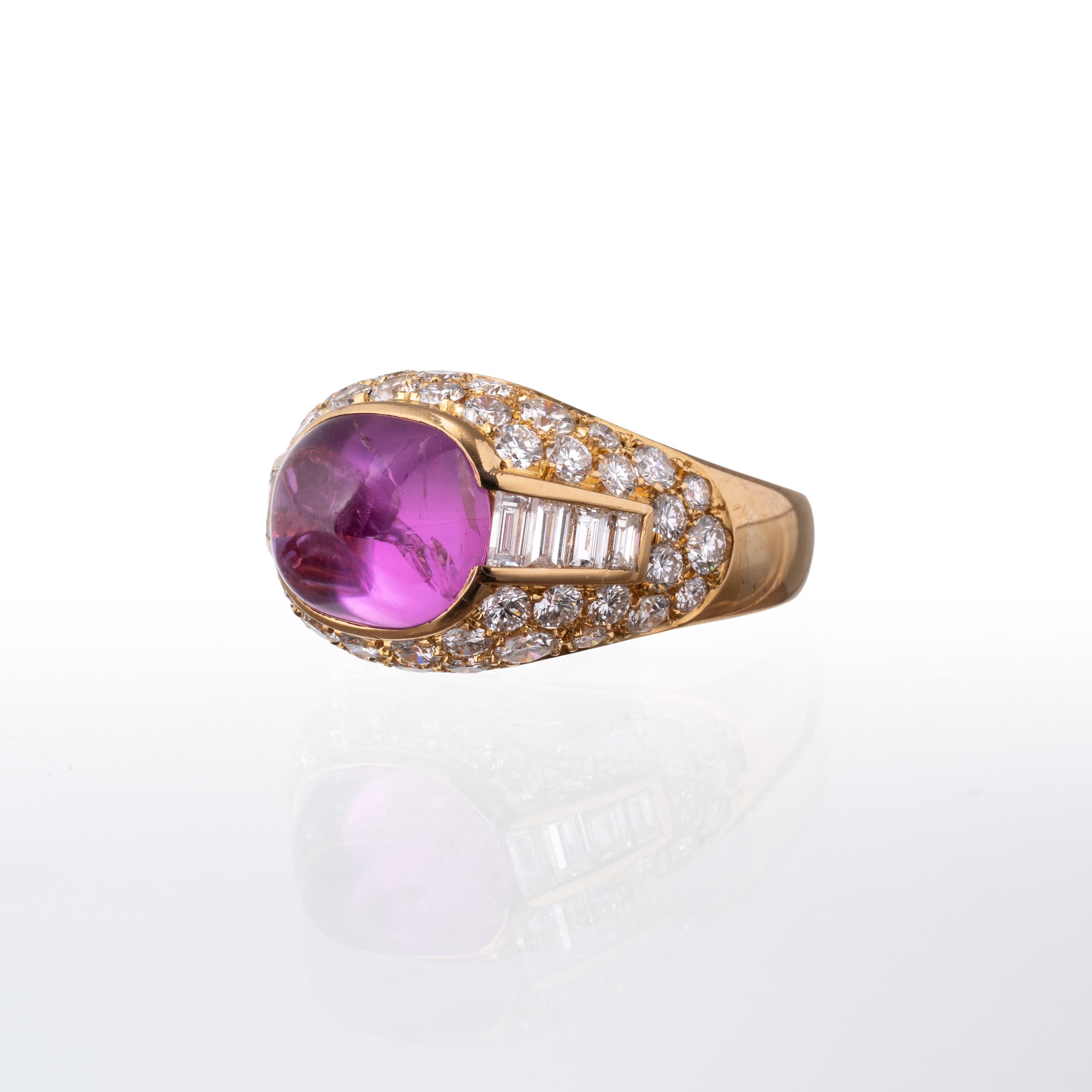 Bulgari - Anello “Trombino” in oro giallo con cabochon di zaffiro rosa e diamanti