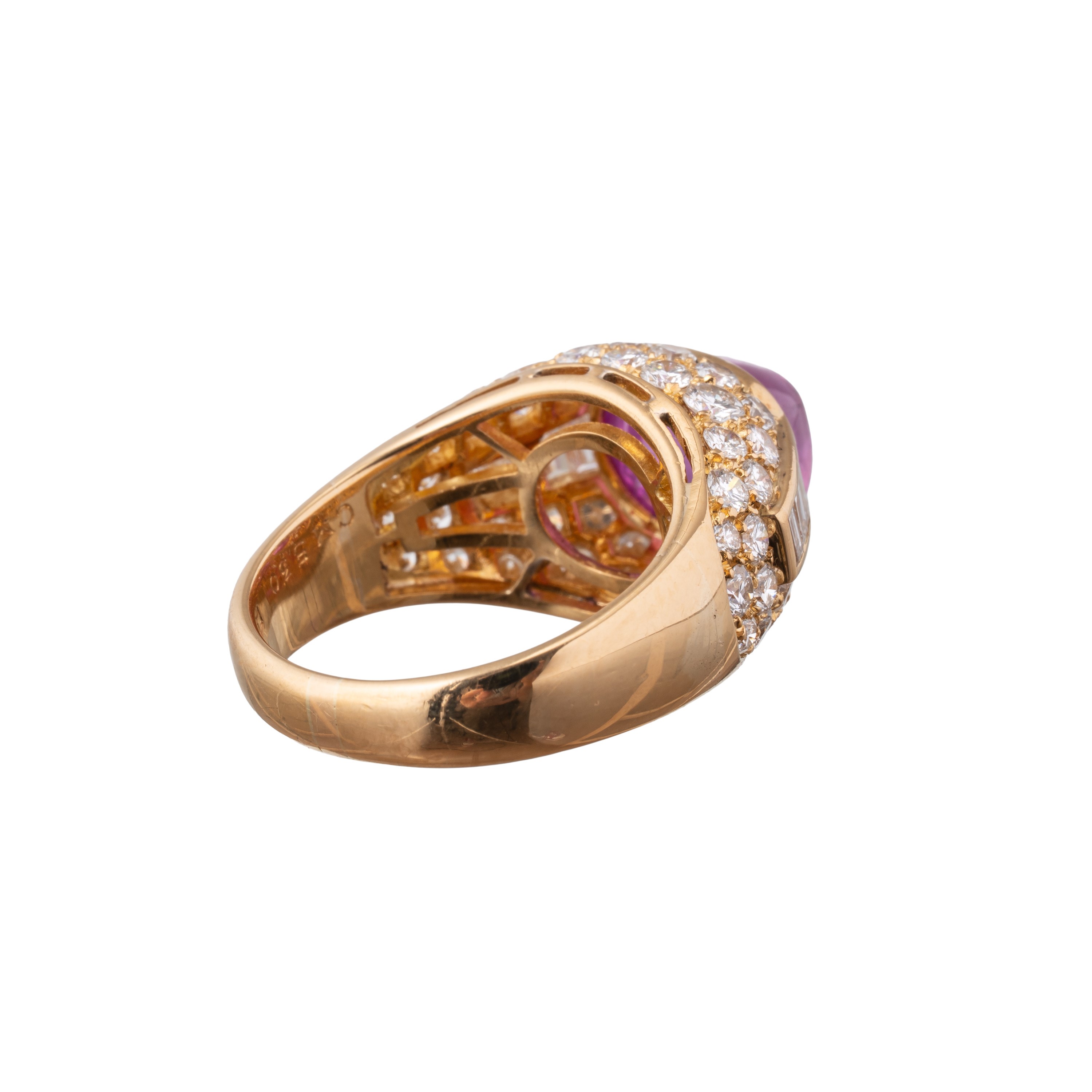 Bulgari - Anello “Trombino” in oro giallo con cabochon di zaffiro rosa e diamanti