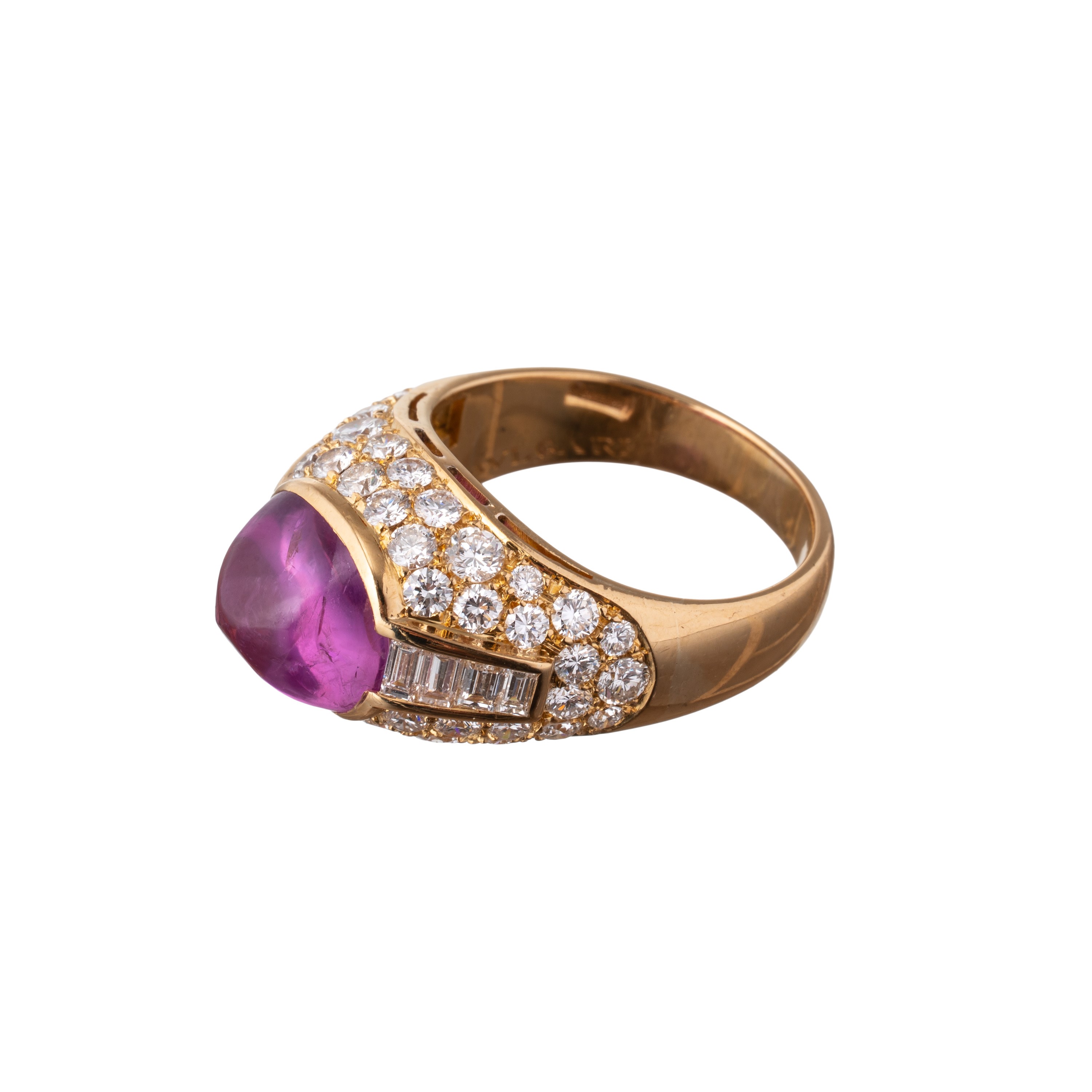Bulgari - Anello “Trombino” in oro giallo con cabochon di zaffiro rosa e diamanti