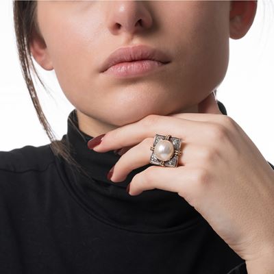 Anello in oro giallo 18 kt, argento, perla Mabé e diamanti