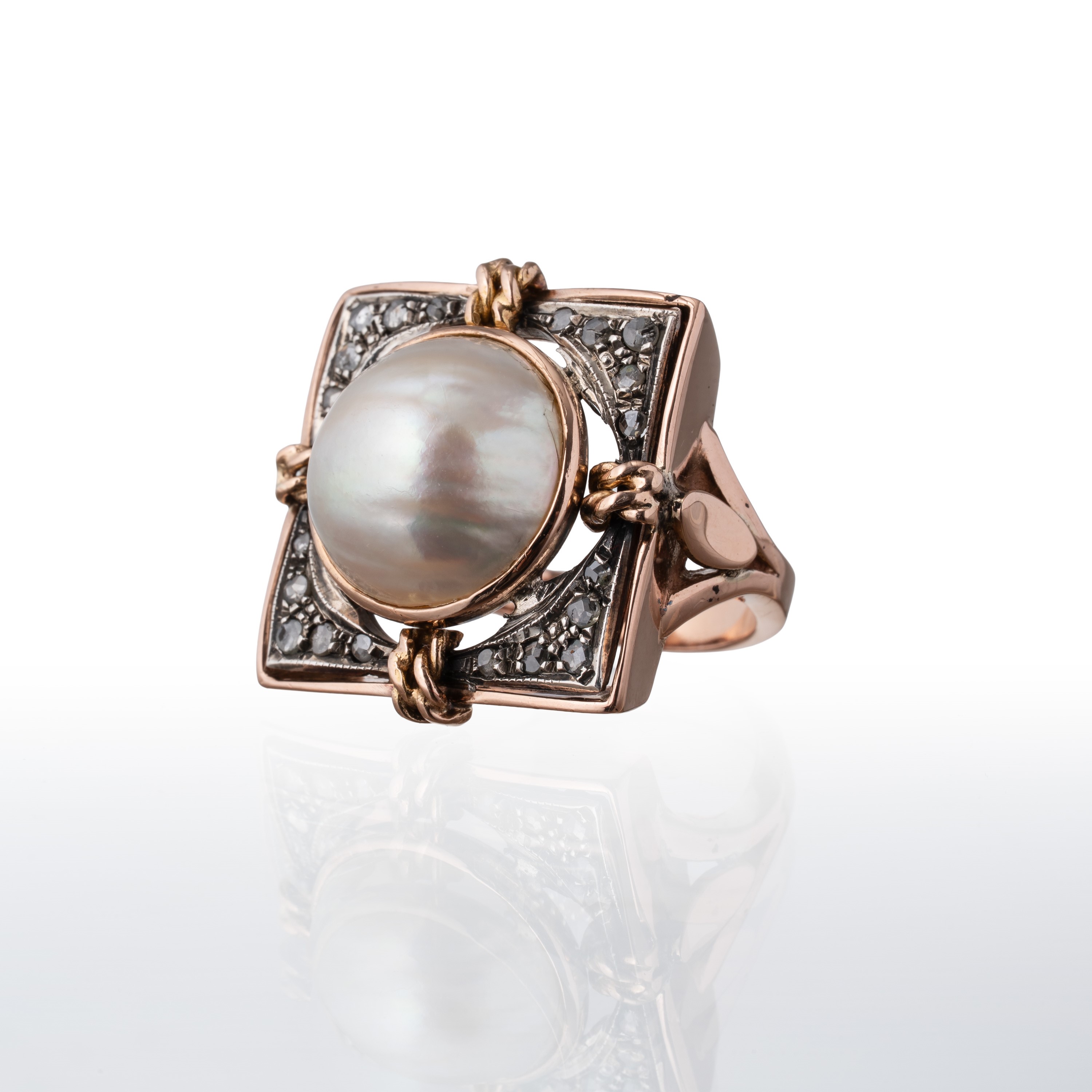 Anello in oro giallo 18 kt, argento, perla Mabé e diamanti