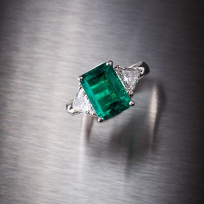 Anello in oro bianco 18 kt con smeraldo e diamanti taglio triangolare