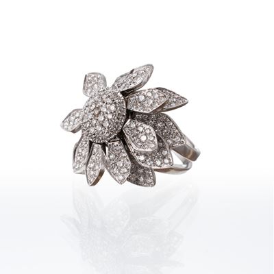 Anello in oro bianco 18 kt con diamanti taglio brillante (5,61 ct totali), misura 57/17