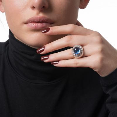 Anello in oro bianco 18 kt con zaffiro cabochon e diamanti taglio brillante