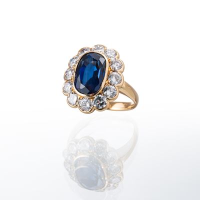 Anello in oro giallo 18 kt con zaffiro e diamanti
