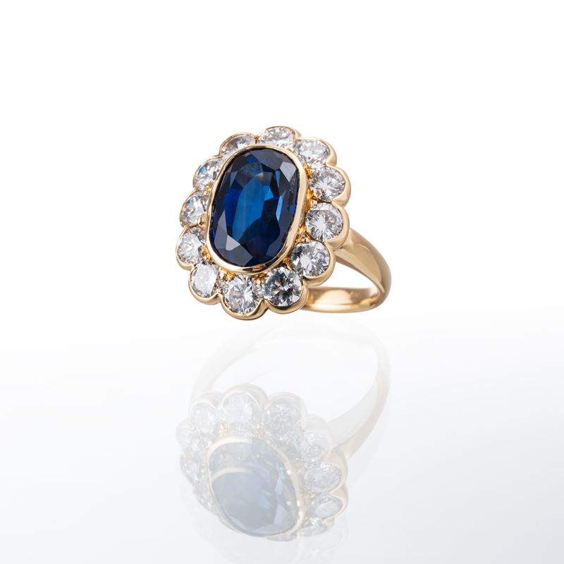 Anello, oro giallo 18 kt con zaffiro e diamanti