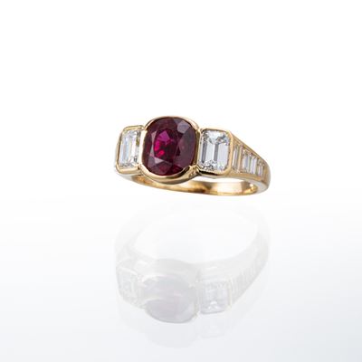 Anello in oro giallo 18 kt con rubino e diamanti