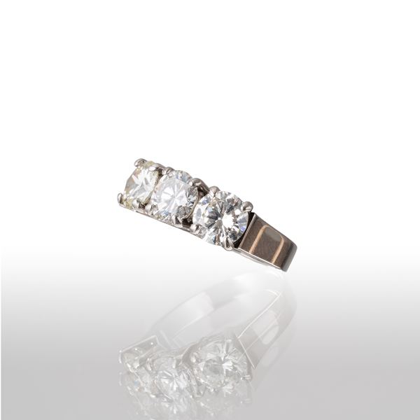 ANELLO TRILOGY IN ORO BIANCO 18 KT CON DIAMANTI TAGLIO BRILLANTE