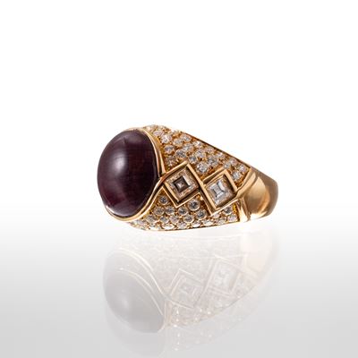 Anello in oro giallo 18 kt con rubino cabochon e diamanti