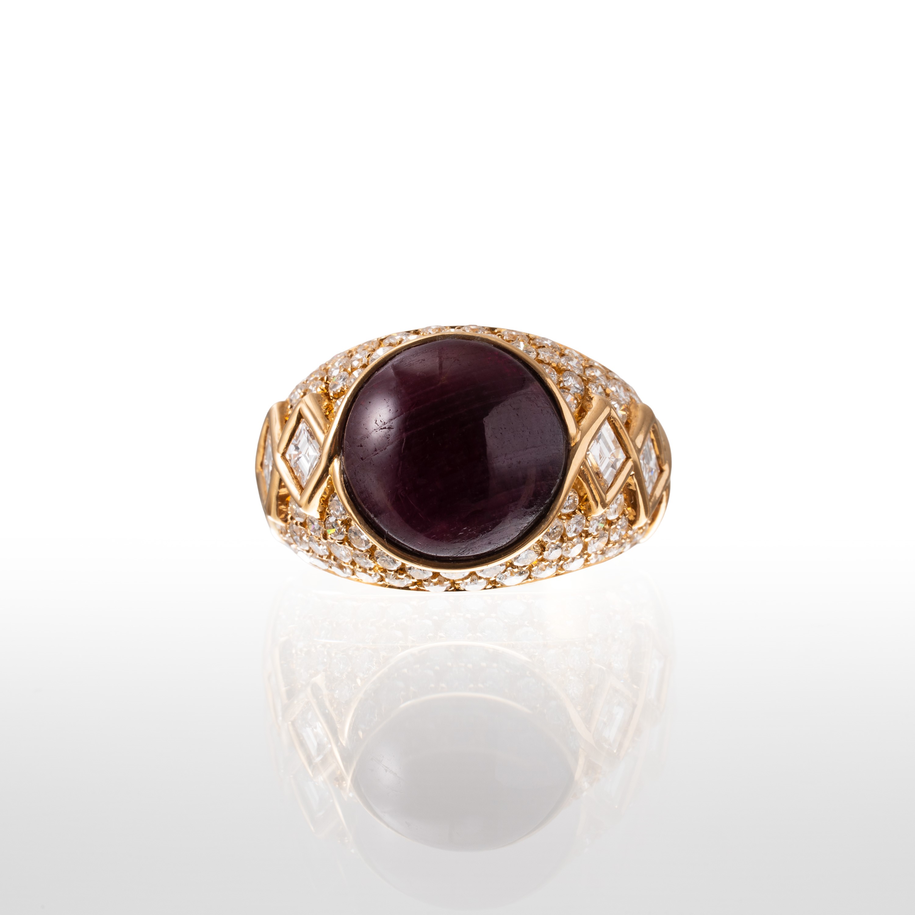Anello in oro giallo 18 kt con rubino cabochon e diamanti