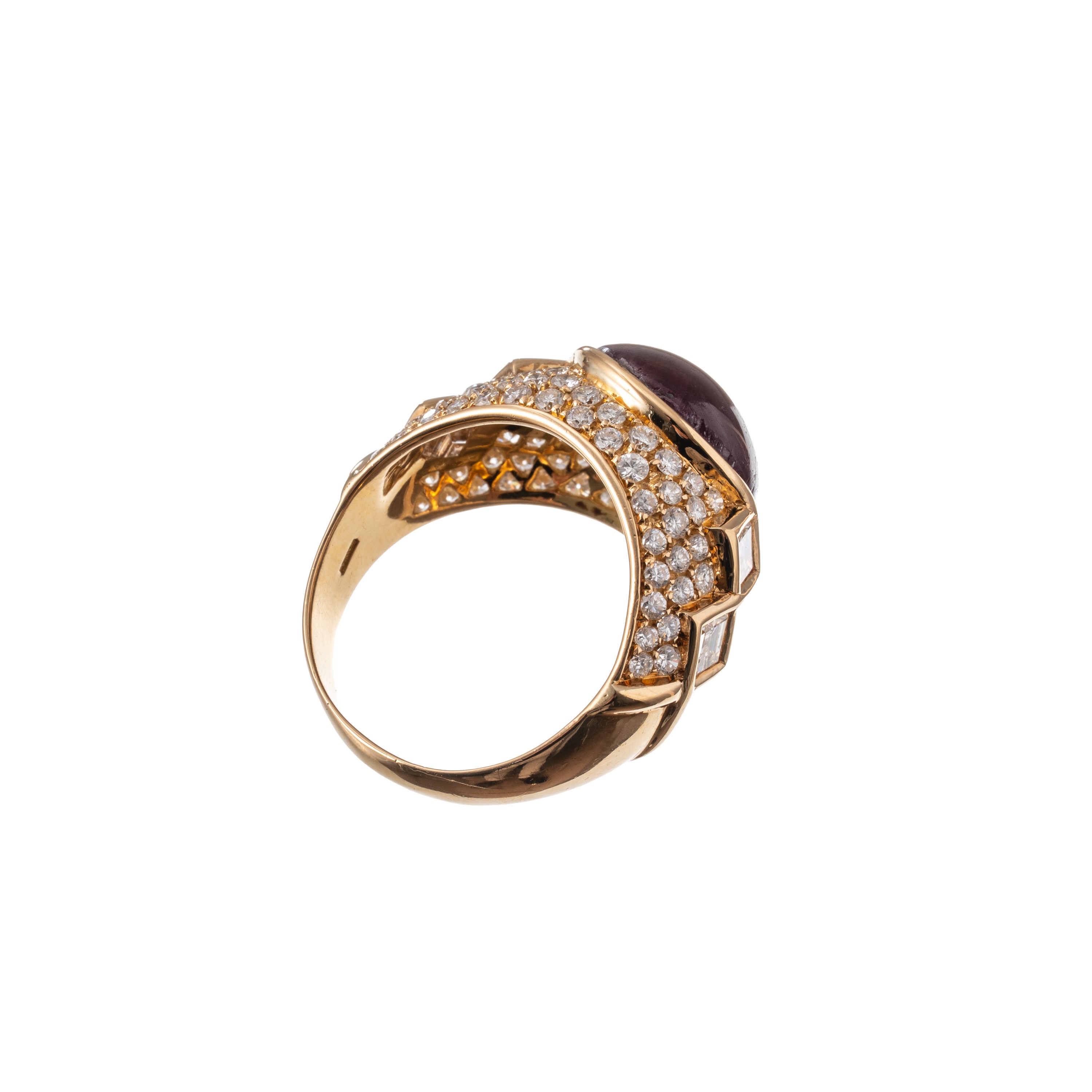 Anello in oro giallo 18 kt con rubino cabochon e diamanti