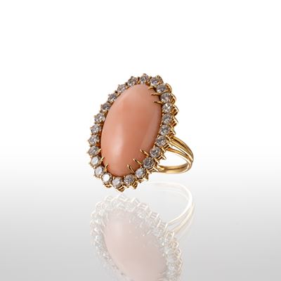 Anello in oro giallo 18 kt con corallo rosa e diamante a taglio brillante