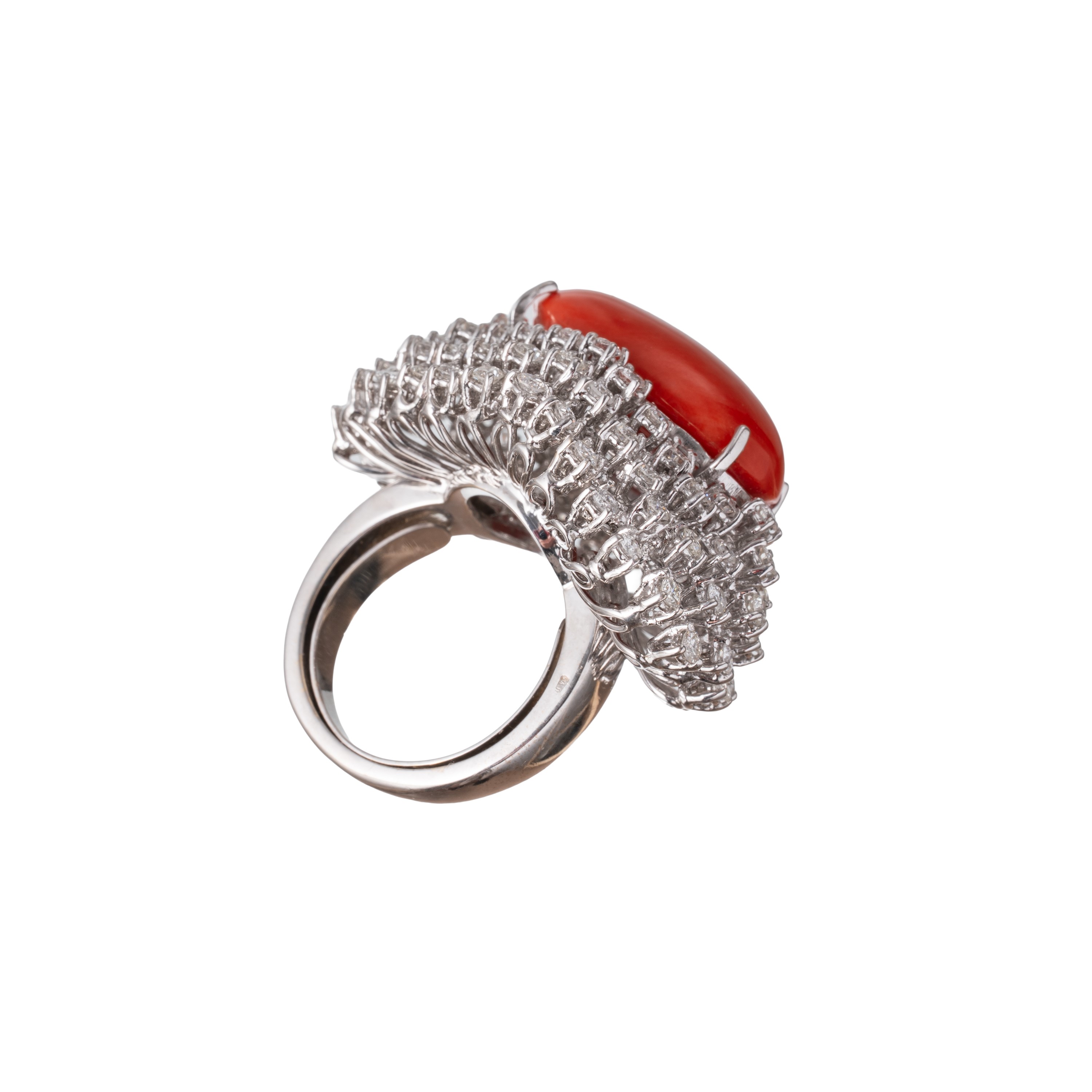 Anello in oro bianco 18 kt con corallo e diamanti