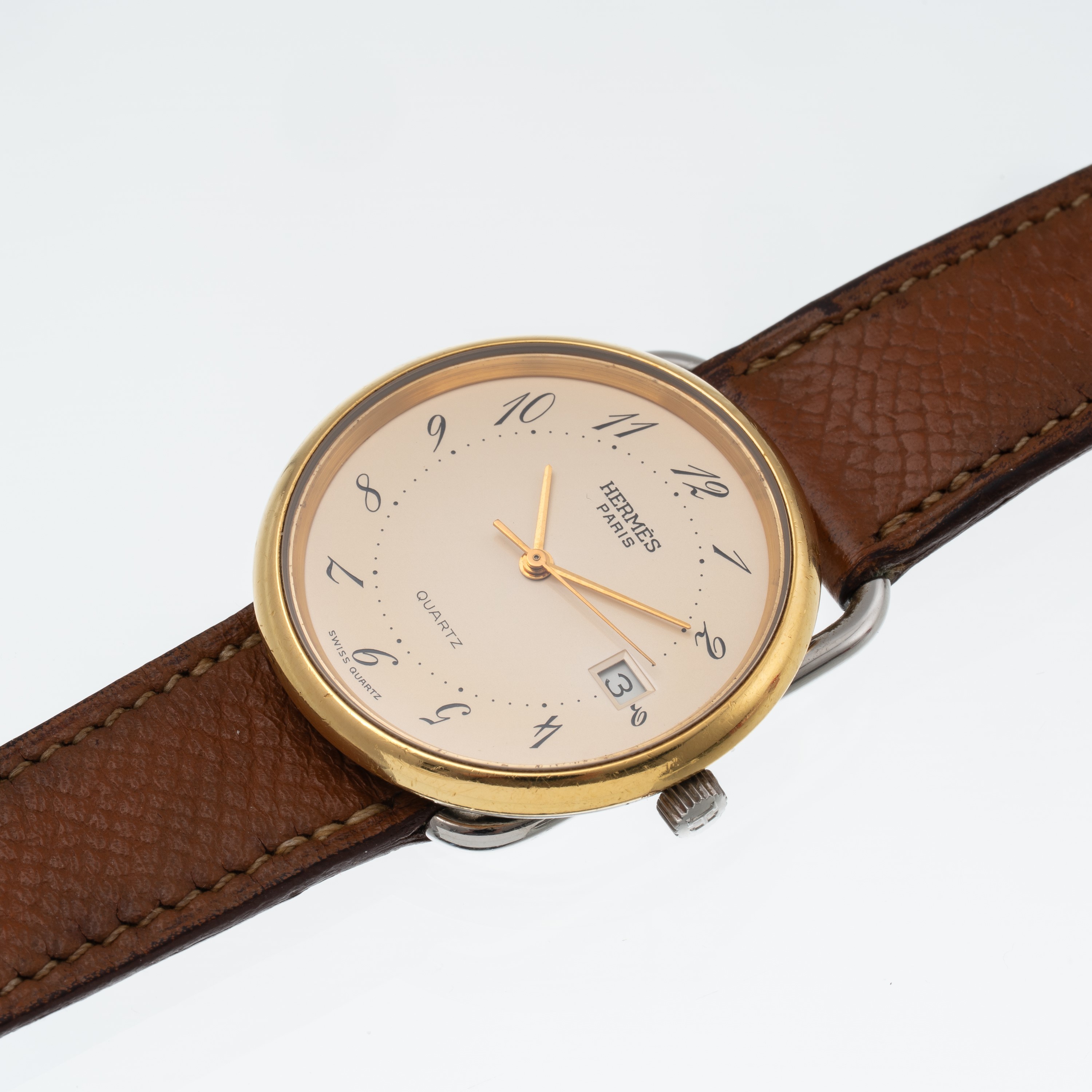 Hermès - Orologio Solo Tempo al quarzo in acciaio con quadrante champagne, ghiera dorata e datari...