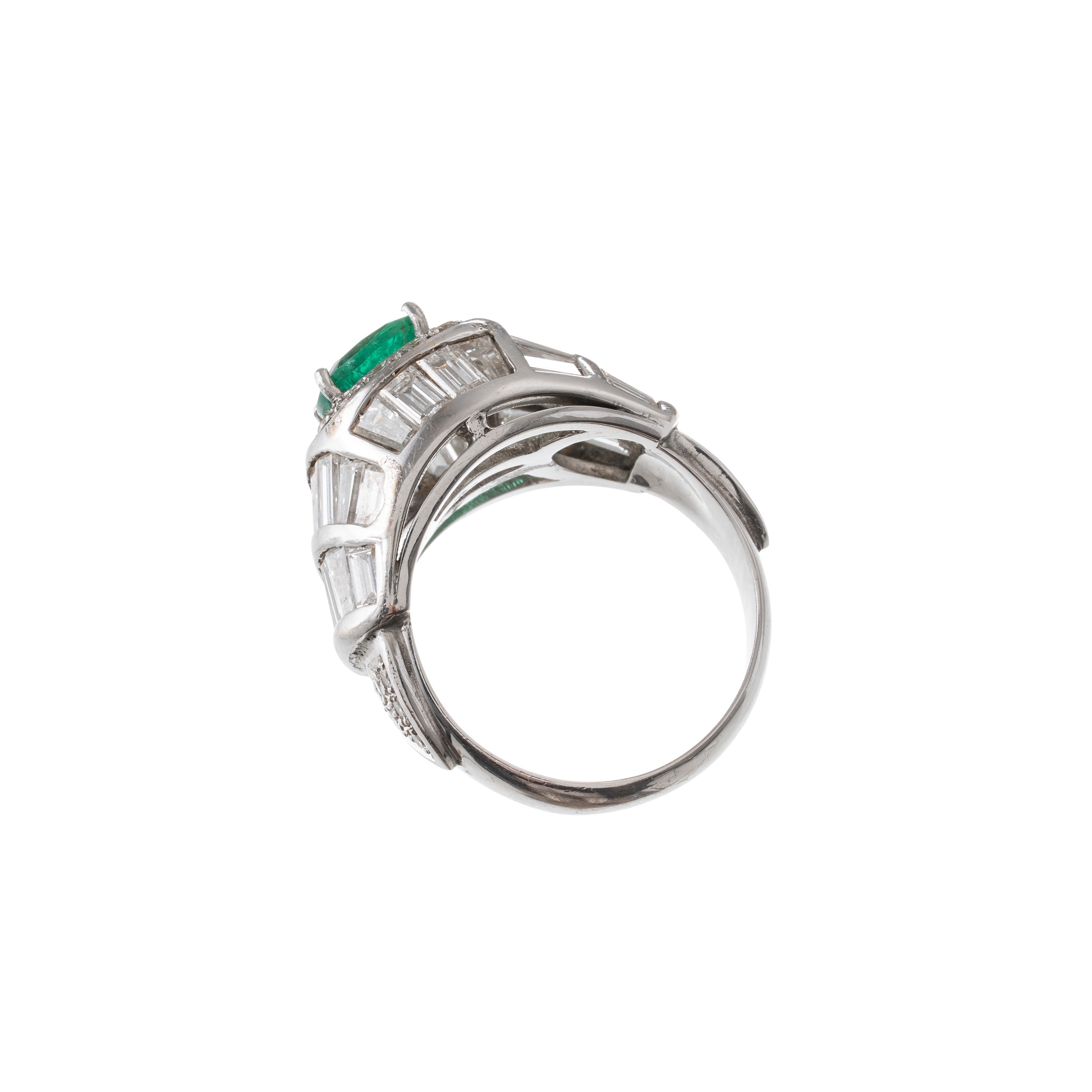 Anello in oro bianco 18 kt con diamanti e smeraldo