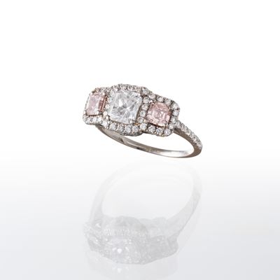 Anello in oro bianco 18 kt con diamante centrale 1,02 ct e due diamanti laterali