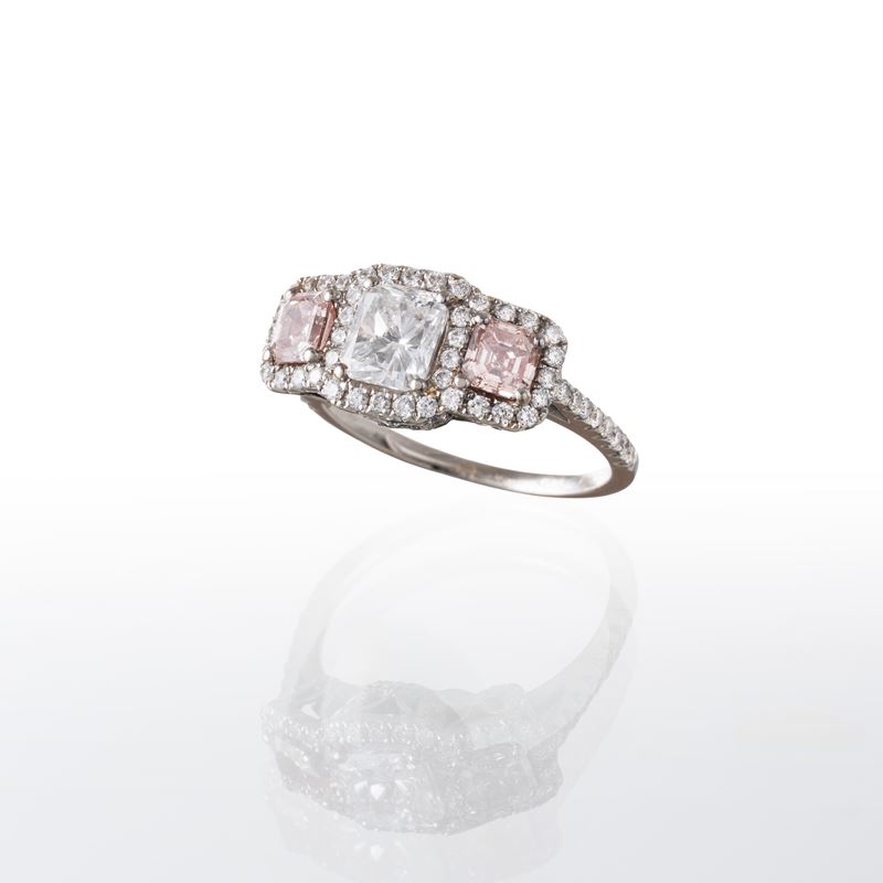 Anello in oro bianco 18 kt con diamante centrale 1,02 ct e due diamanti laterali