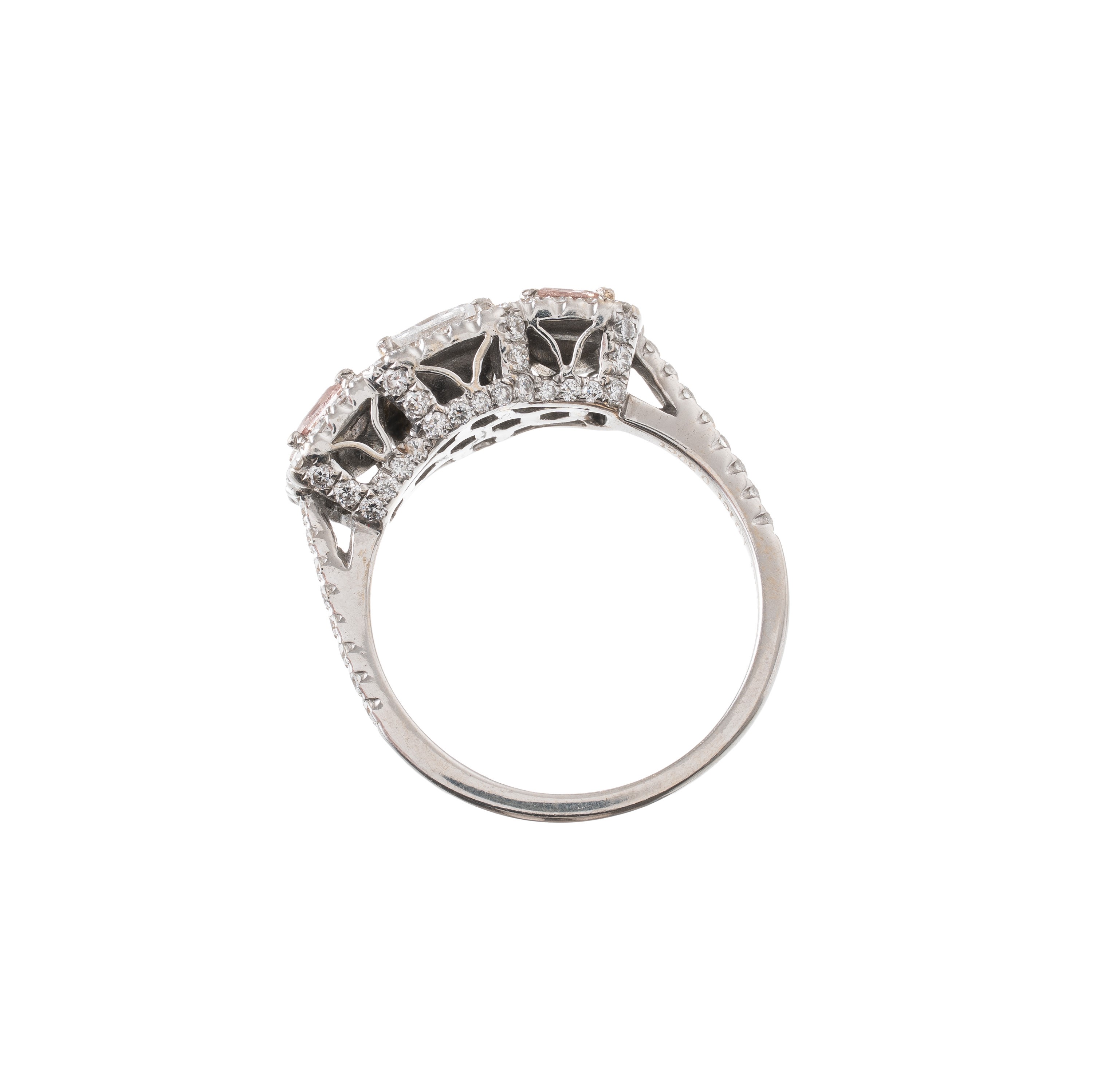 Anello in oro bianco 18 kt con diamante centrale 1,02 ct e due diamanti laterali