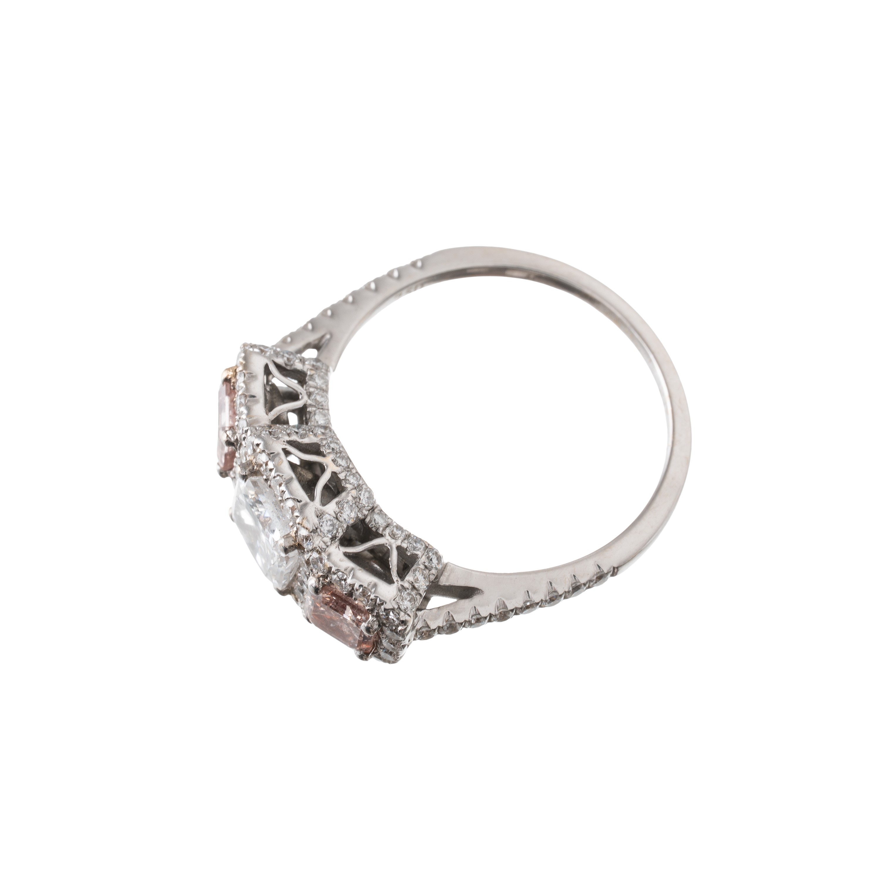 Anello in oro bianco 18 kt con diamante centrale 1,02 ct e due diamanti laterali