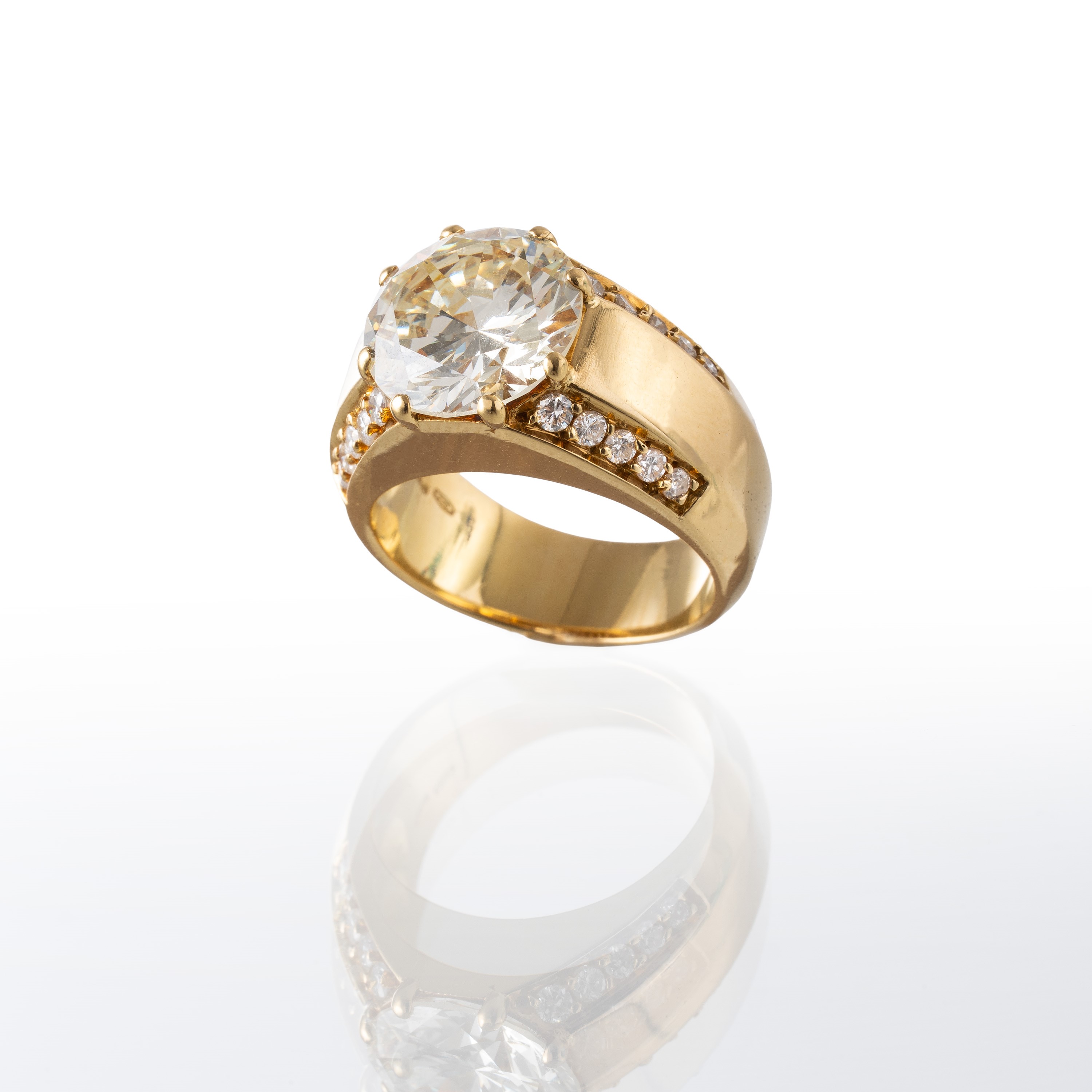 Anello in oro giallo 18 kt con diamante, ct 4,88