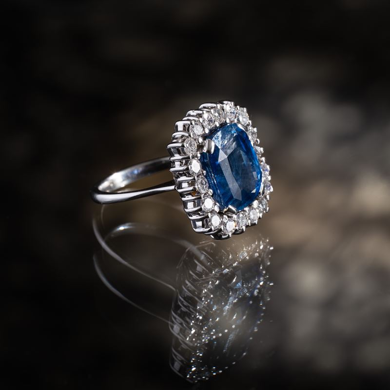 Anello in oro bianco 18 kt con zaffiro Burma “No Heat” e diamanti