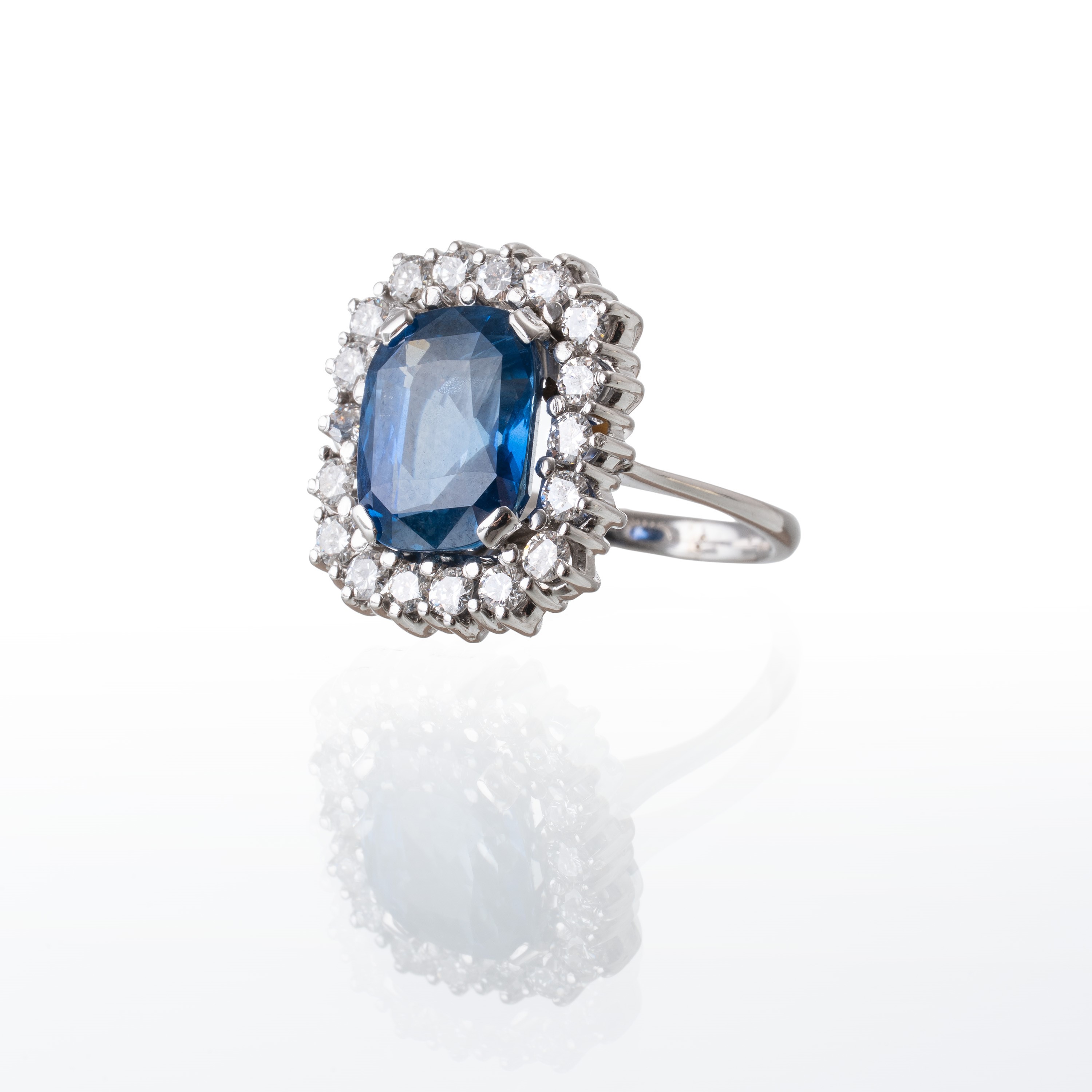 Anello in oro bianco 18 kt con zaffiro Burma “No Heat” e diamanti