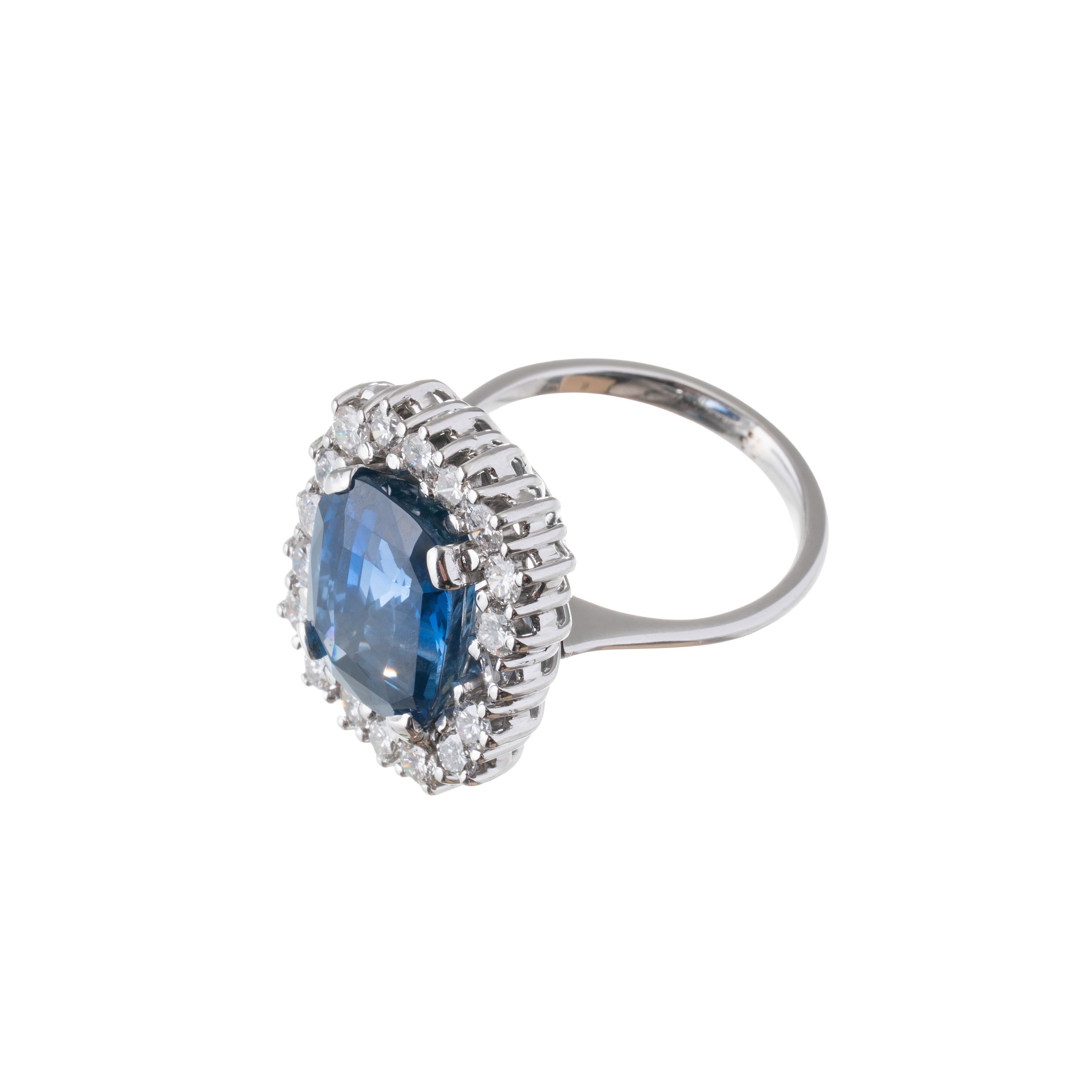 Anello in oro bianco 18 kt con zaffiro Burma “No Heat” e diamanti