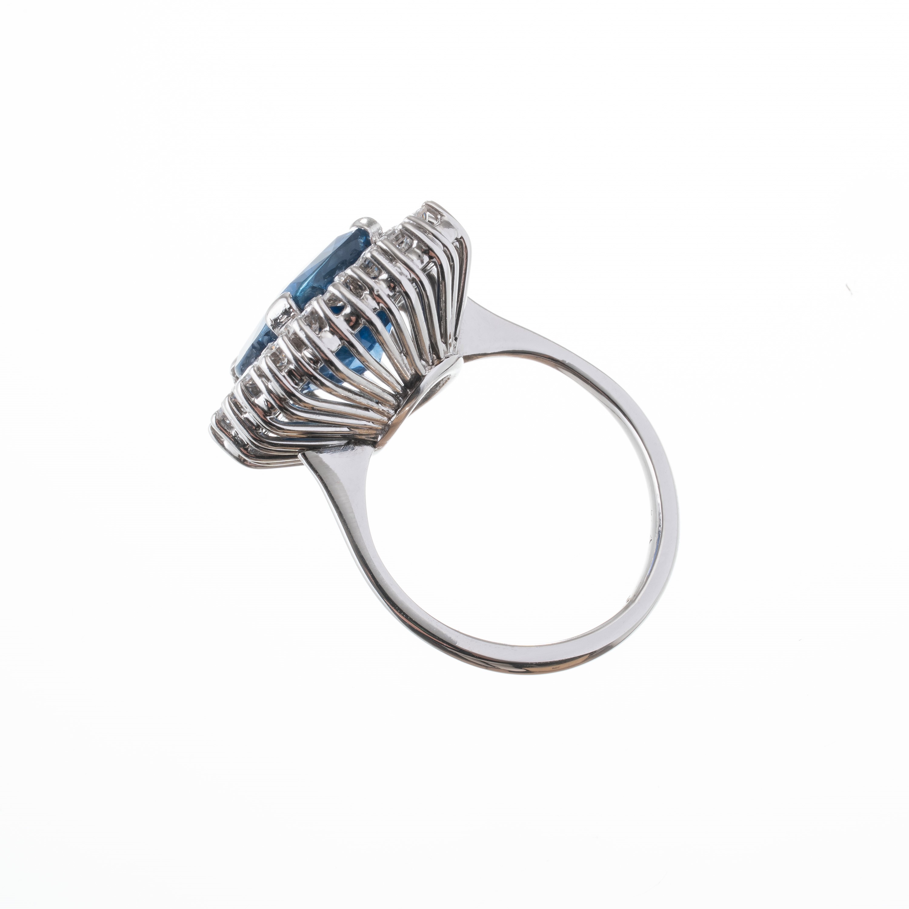 Anello in oro bianco 18 kt con zaffiro Burma “No Heat” e diamanti