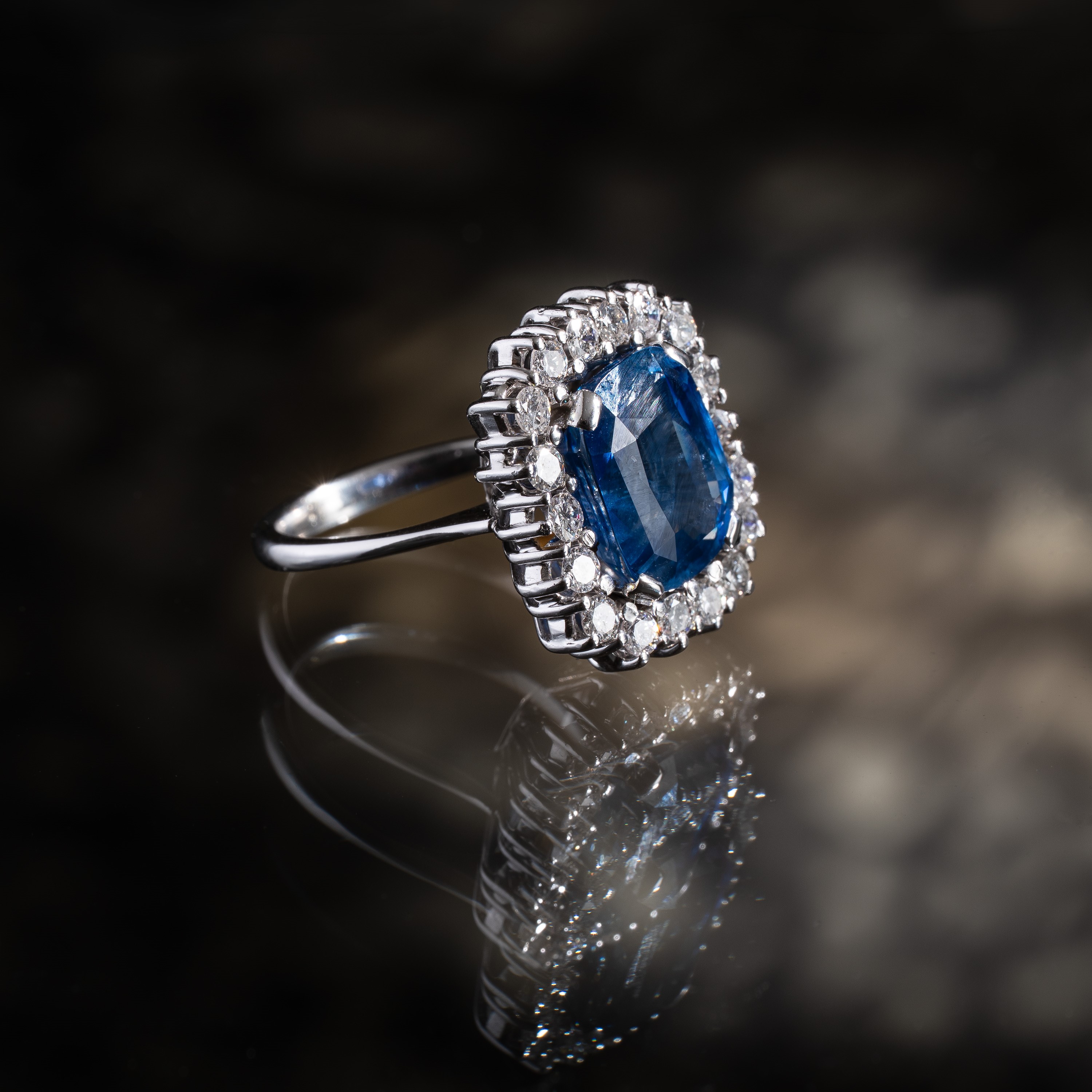 Anello in oro bianco 18 kt con zaffiro Burma “No Heat” e diamanti