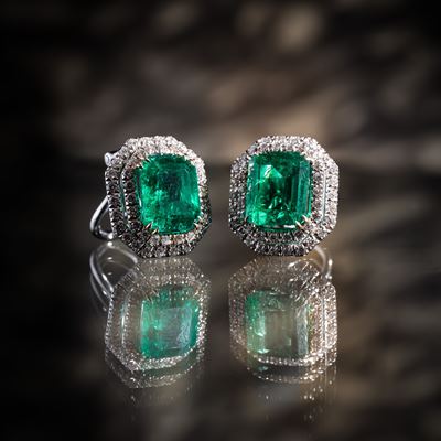 Coppia di orecchini, oro bianco 18 kt con smeraldi e diamanti
