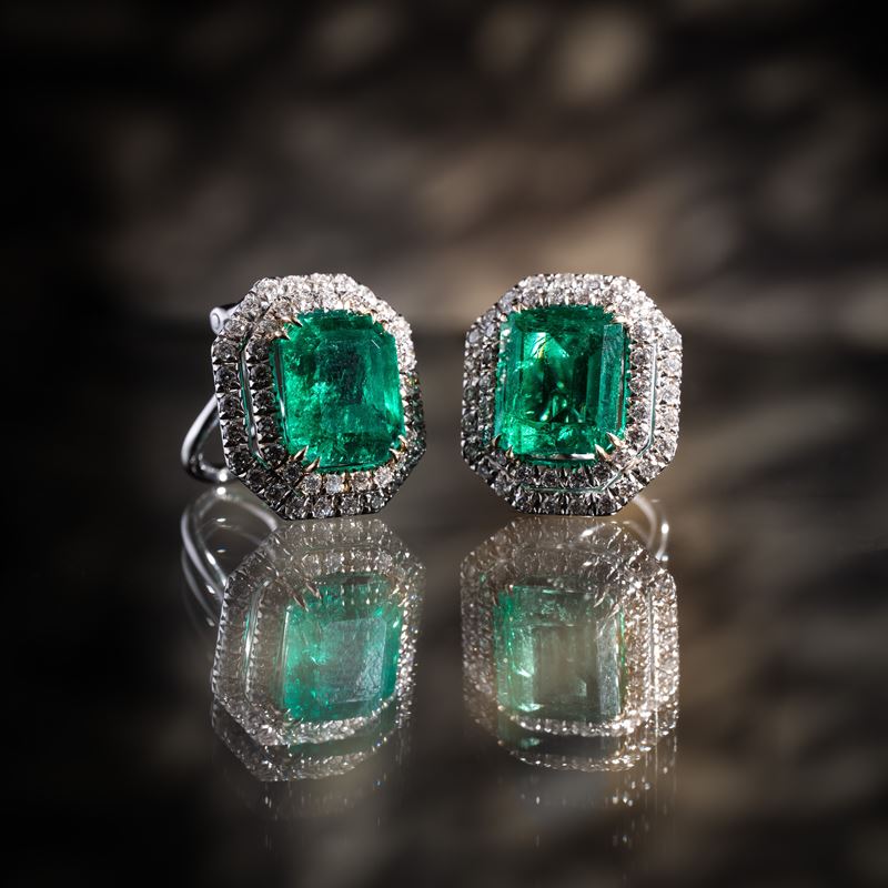 Coppia di orecchini, oro bianco 18 kt con smeraldi e diamanti